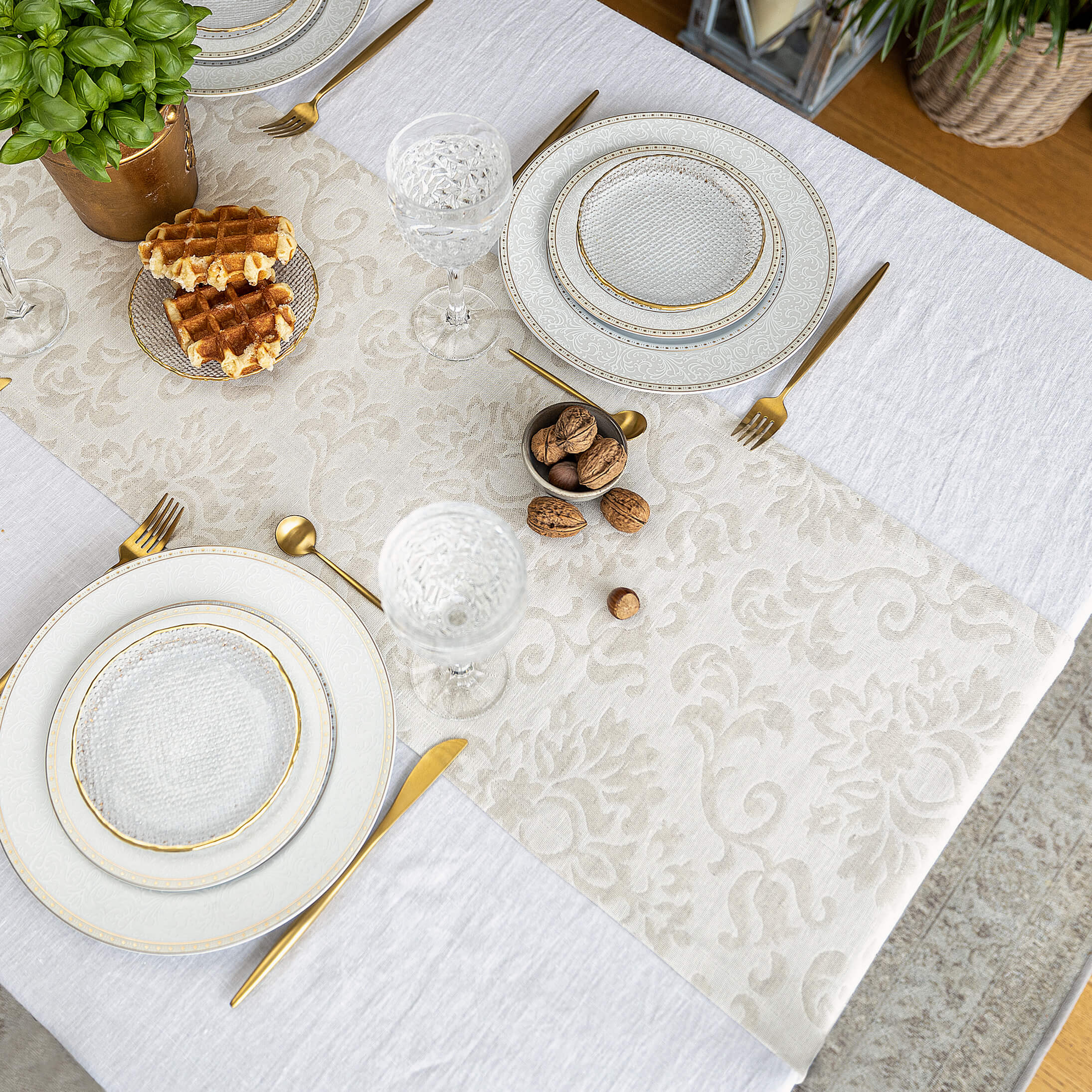 Give your table a touch of distinction and decoration with our royal floral pattern linen table runner. Use the table runner on its own or combine it with a linen tablecloth, placemats or napkins.
