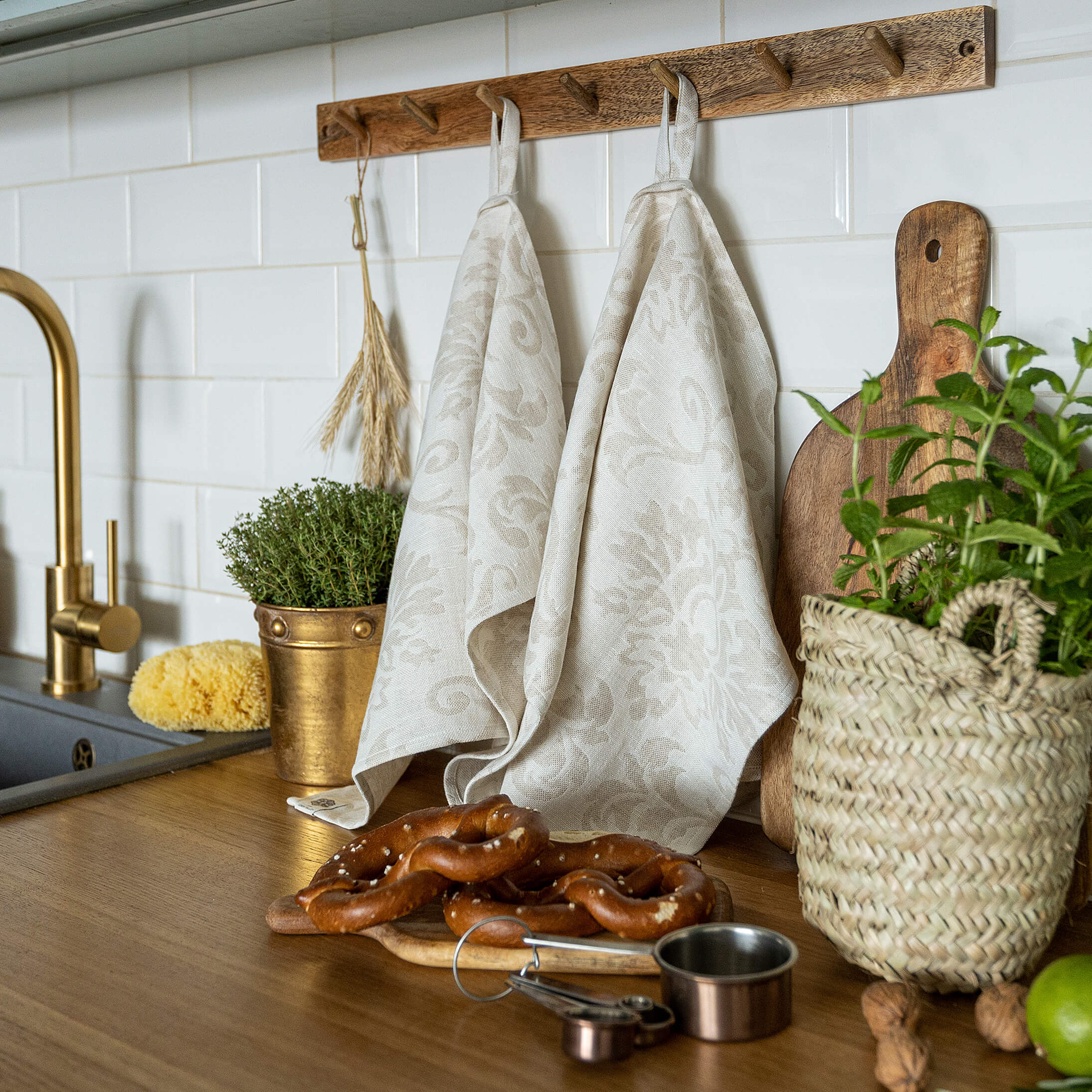The royal floral pattern tea towels made of natural linen are durable, making them the ideal companions for your daily culinary adventures. Carefully and precisely crafted, our linen tea towels are not only practical but also add colour and sophistication to your kitchen.