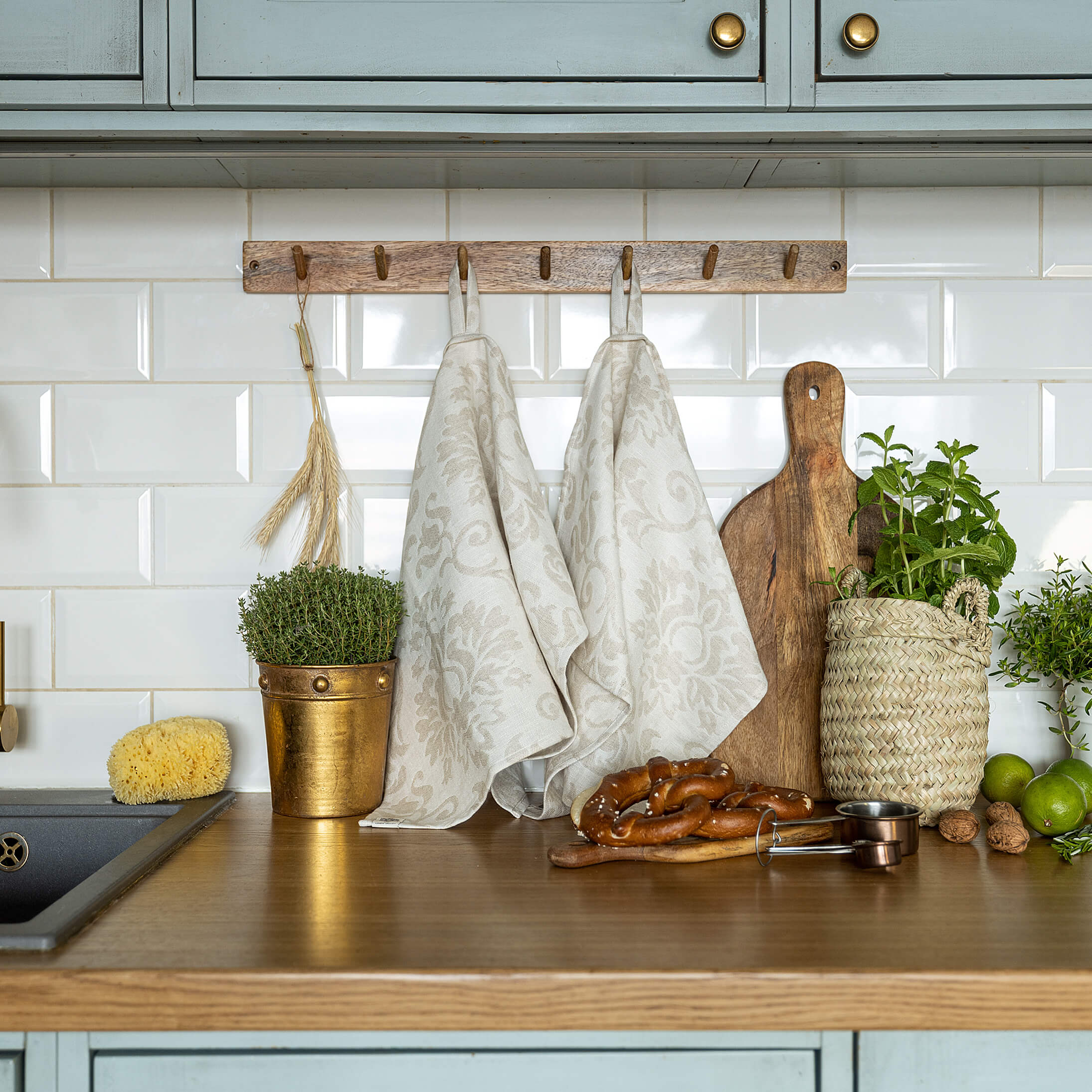The royal floral pattern tea towels made of natural linen are durable, making them the ideal companions for your daily culinary adventures. Carefully and precisely crafted, our linen tea towels are not only practical but also add colour and sophistication to your kitchen.