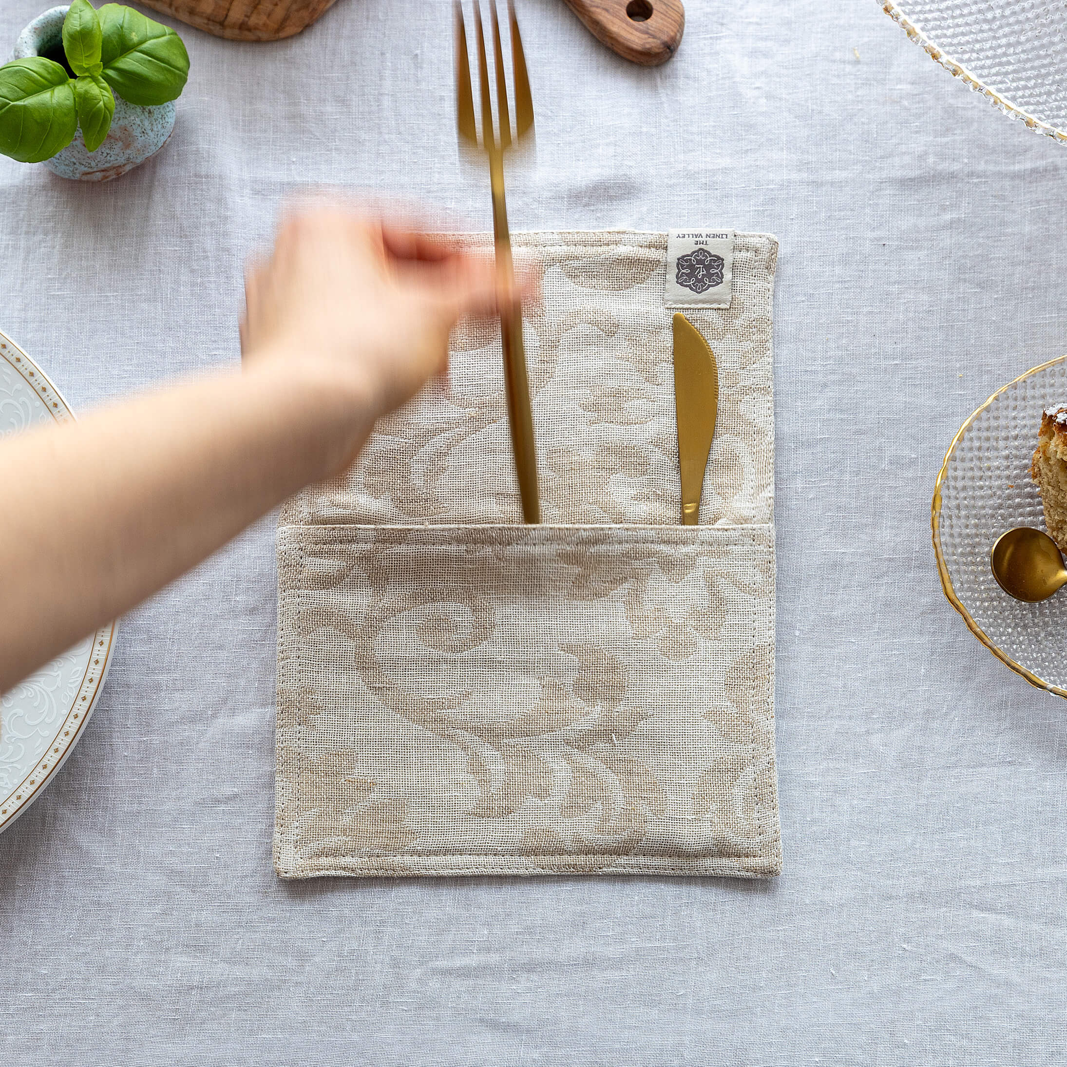 Royal Floral Pattern linen cutlery holder will make your table setting look neat and tidy. Decorative cutlery pouch can be paired with table napkins or other table linens, mixed or matched.