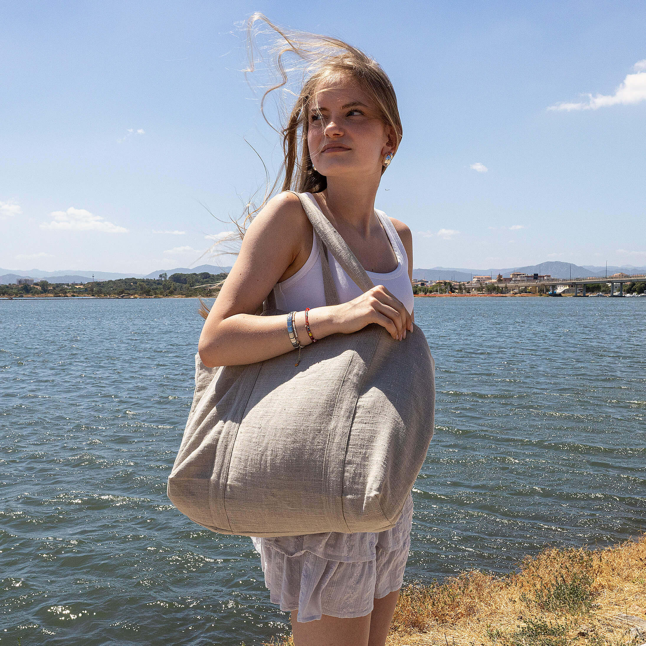 Rustic linen Frankie bag designed and made for a long, comfortable and sustainable use.