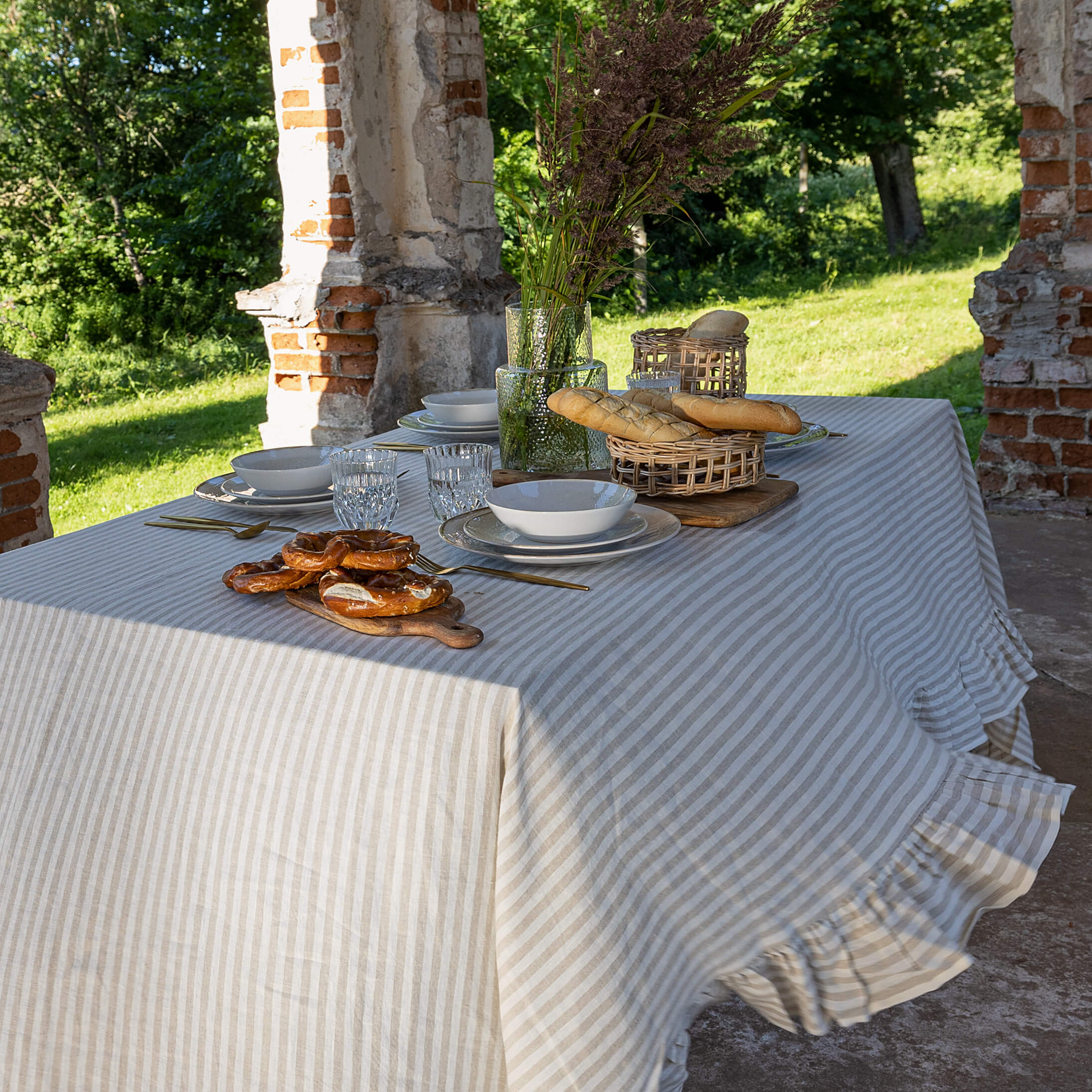 Listen to your wishes and dreams and give your dining area a new character with our striped linen tablecloth in an easy and stylish way. Our linen tablecloths are made from high quality natural linen and are designed to last you a long time.