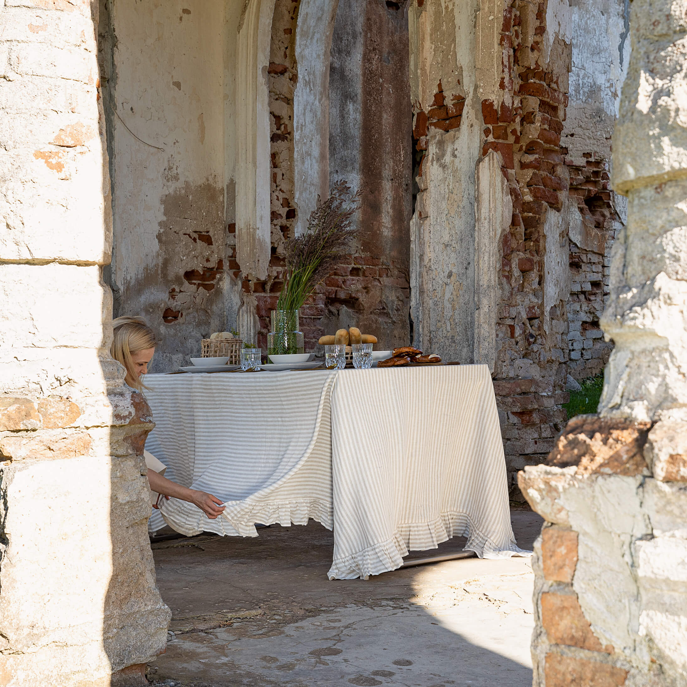 Listen to your wishes and dreams and give your dining area a new character with our striped linen tablecloth in an easy and stylish way. Our linen tablecloths are made from high quality natural linen and are designed to last you a long time.
