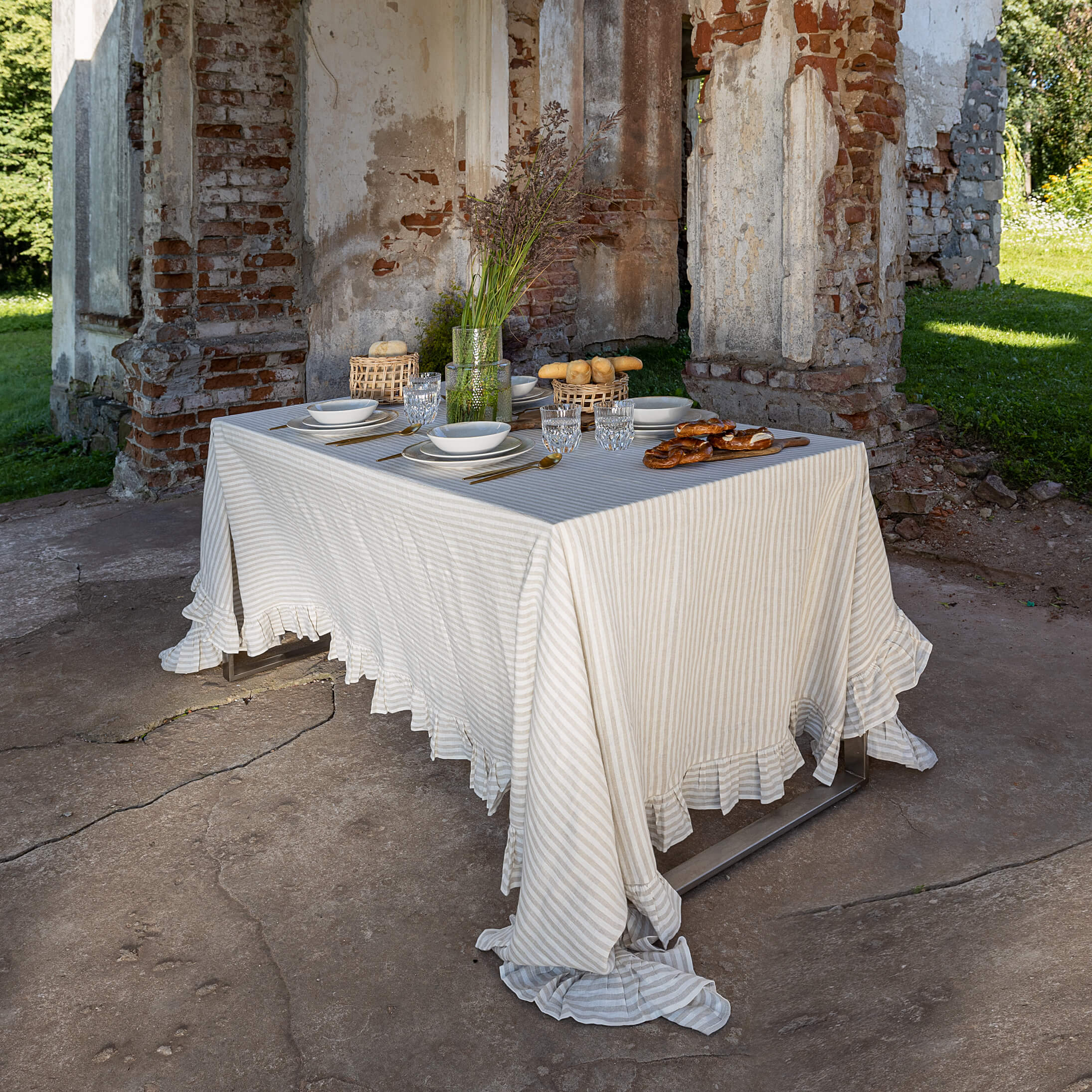 Listen to your wishes and dreams and give your dining area a new character with our striped linen tablecloth in an easy and stylish way. Our linen tablecloths are made from high quality natural linen and are designed to last you a long time.