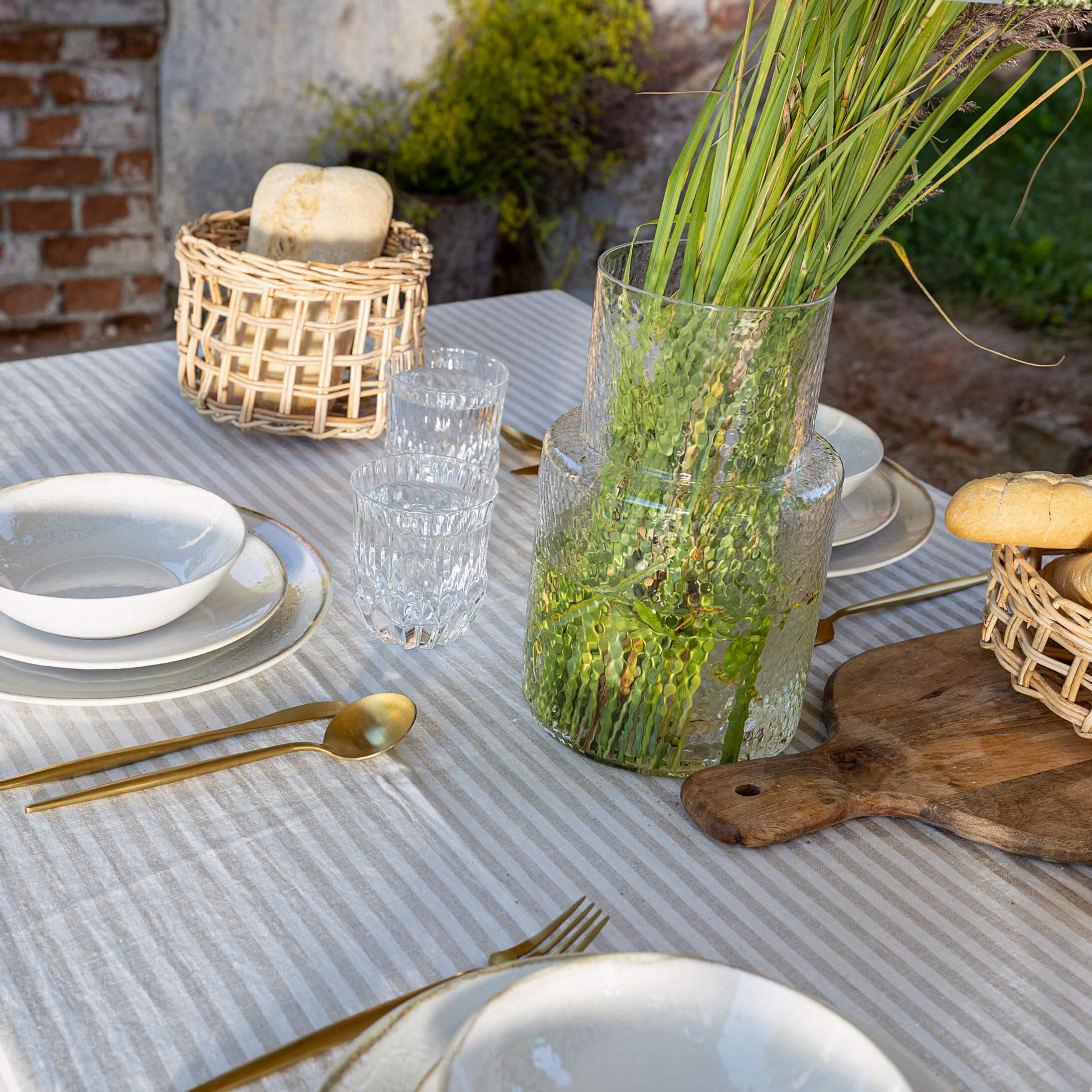 Listen to your wishes and dreams and give your dining area a new character with our striped linen tablecloth in an easy and stylish way. Our linen tablecloths are made from high quality natural linen and are designed to last you a long time.