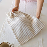The linen bread bag is made of natural linen, so all the good qualities of linen, such as breathability and moisture permeability, serve to ensure maximum freshness of the bread, resulting in bread that does not go stale as quickly.