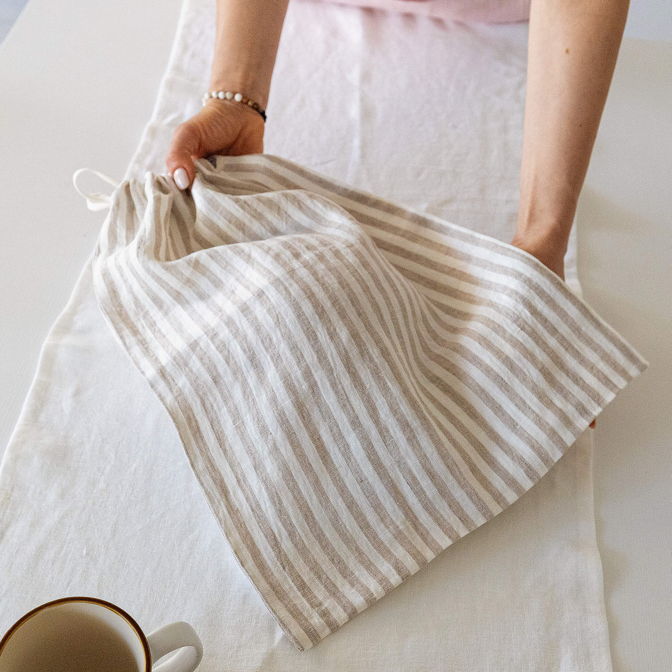 The linen bread bag is made of natural linen, so all the good qualities of linen, such as breathability and moisture permeability, serve to ensure maximum freshness of the bread, resulting in bread that does not go stale as quickly.