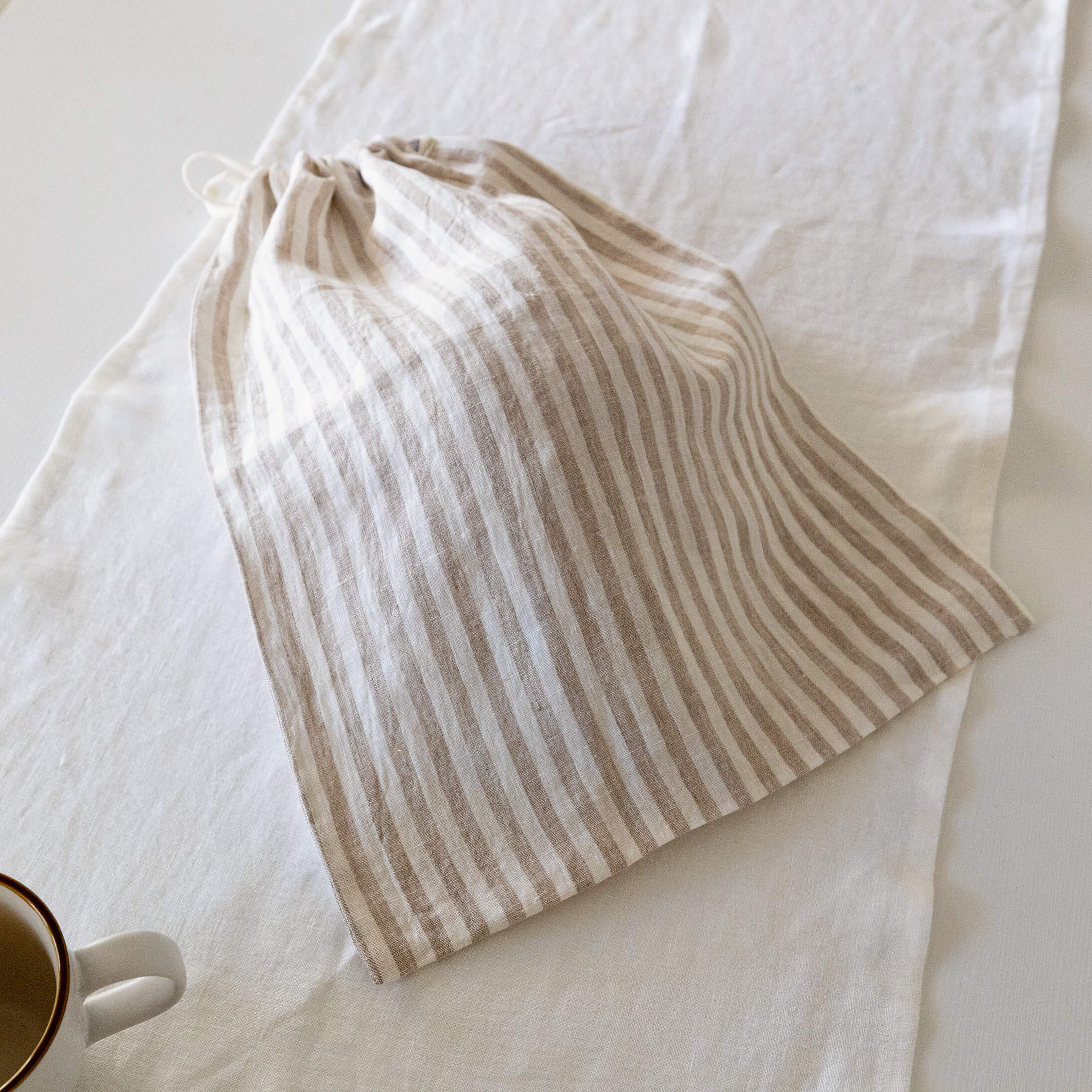 The linen bread bag is made of natural linen, so all the good qualities of linen, such as breathability and moisture permeability, serve to ensure maximum freshness of the bread, resulting in bread that does not go stale as quickly.