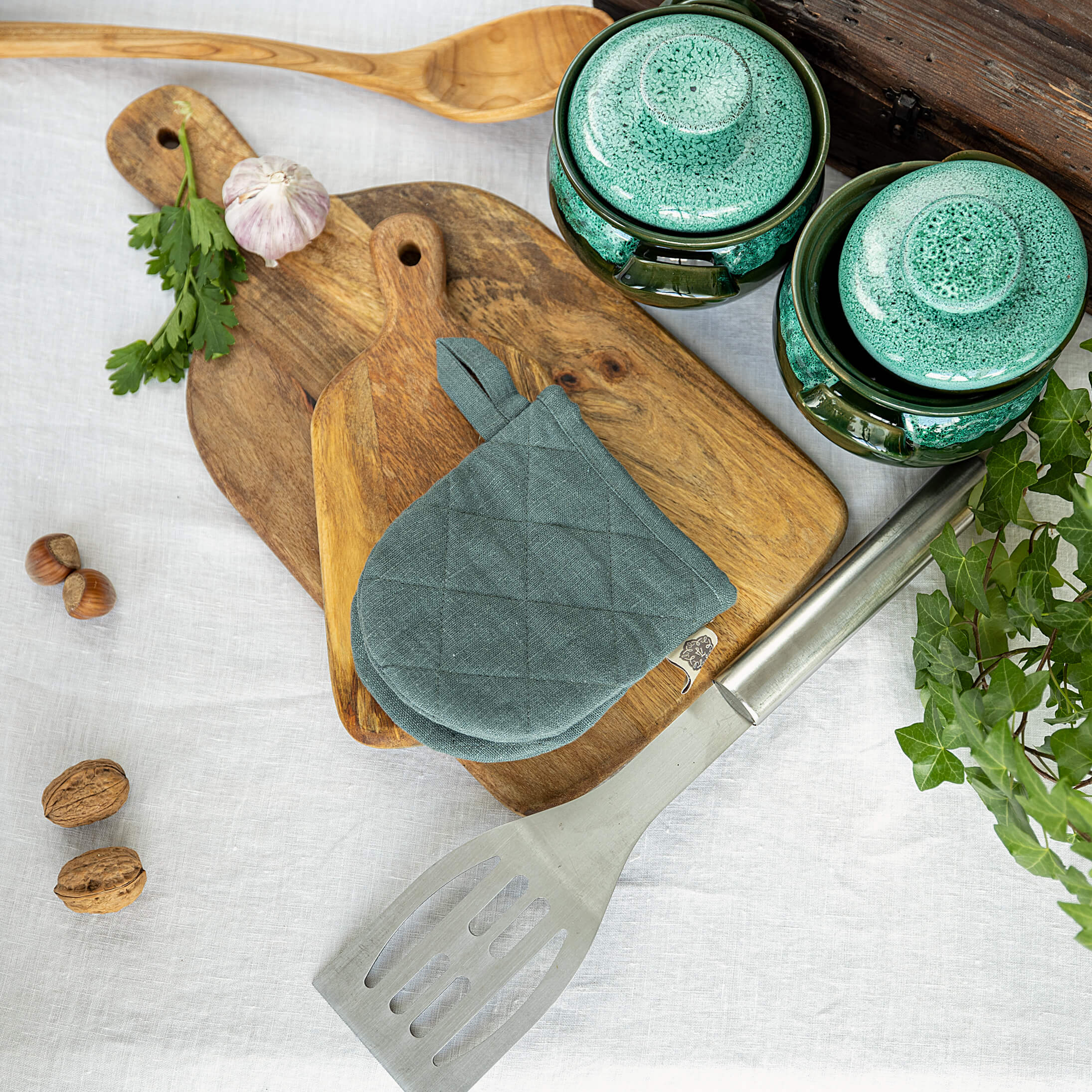 The linen oven mitt come in a variety of pastel and rich colours, which are a perfect match for our other home textiles.