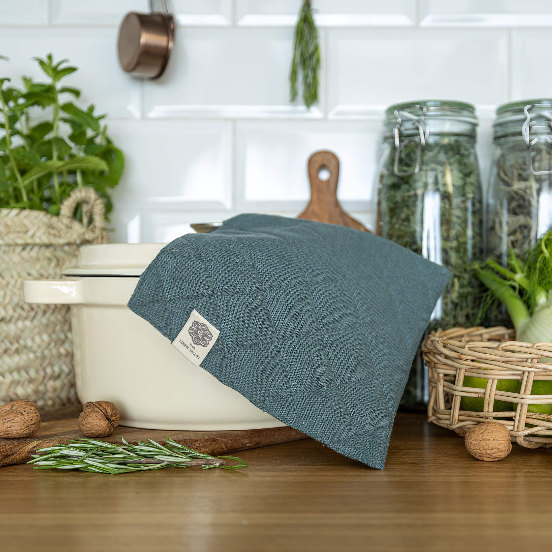 The linen pot holder come in a variety of pastel and rich colours, which are a perfect match for our other home textiles.
