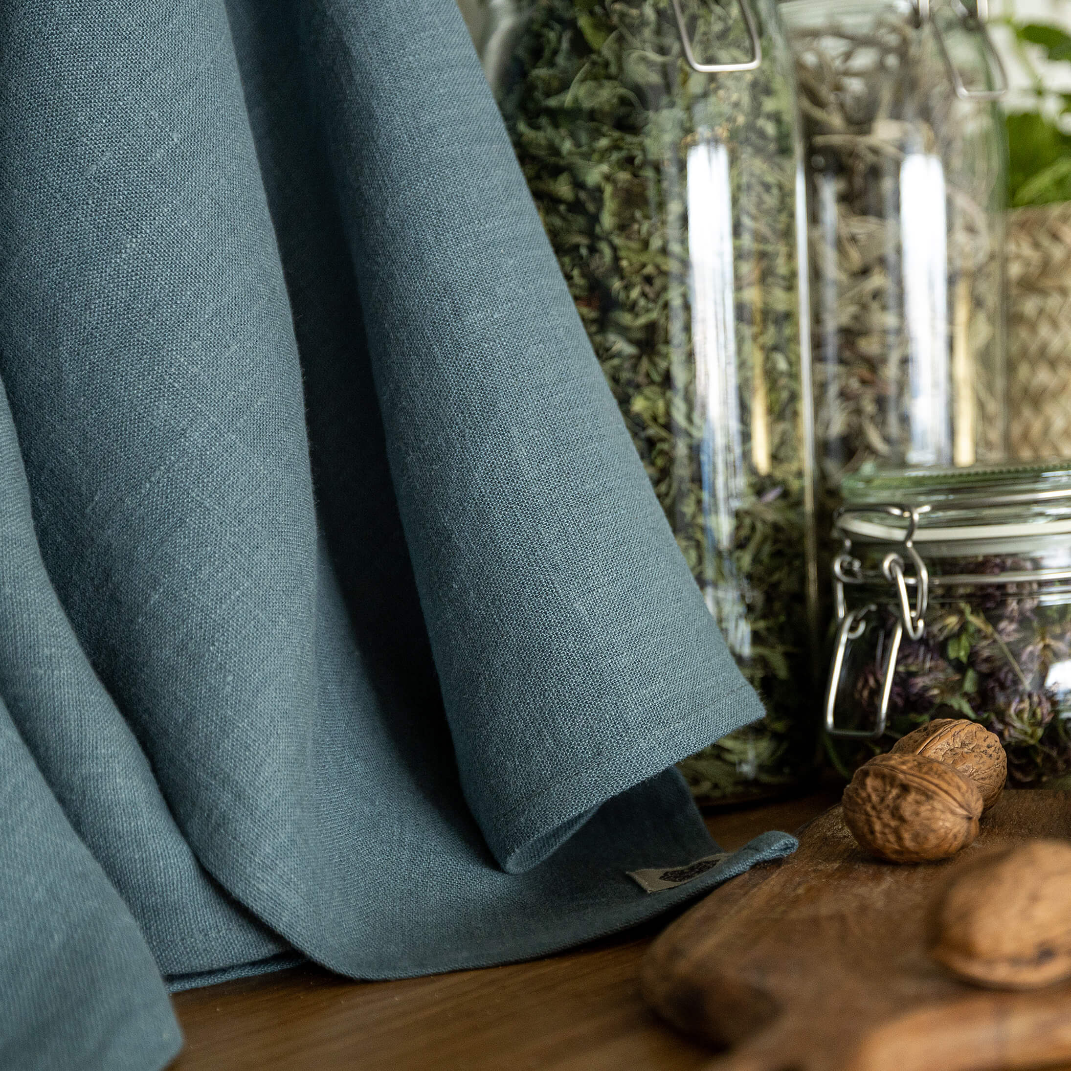 The teal blue tea towels made of natural linen are durable, making them the ideal companions for your daily culinary adventures. Carefully crafted, our linen tea towels are not only practical but also add colour and sophistication to your kitchen.