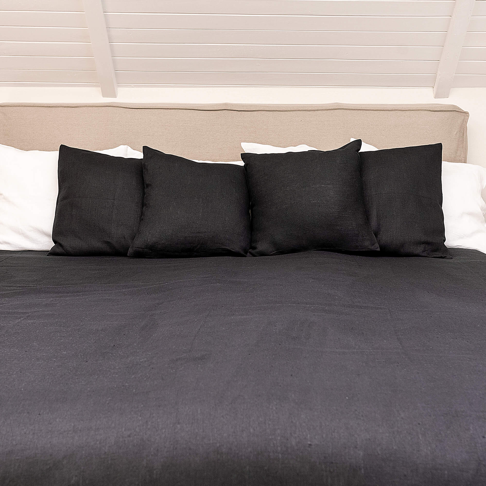 Mix and match the colours of the pillow sham boldly and create a unique atmosphere in your home. The natural linen fabric is hard-wearing and lasts for many years, so this cover will delight you for a long time and add an irreplaceable natural charm to your home.
