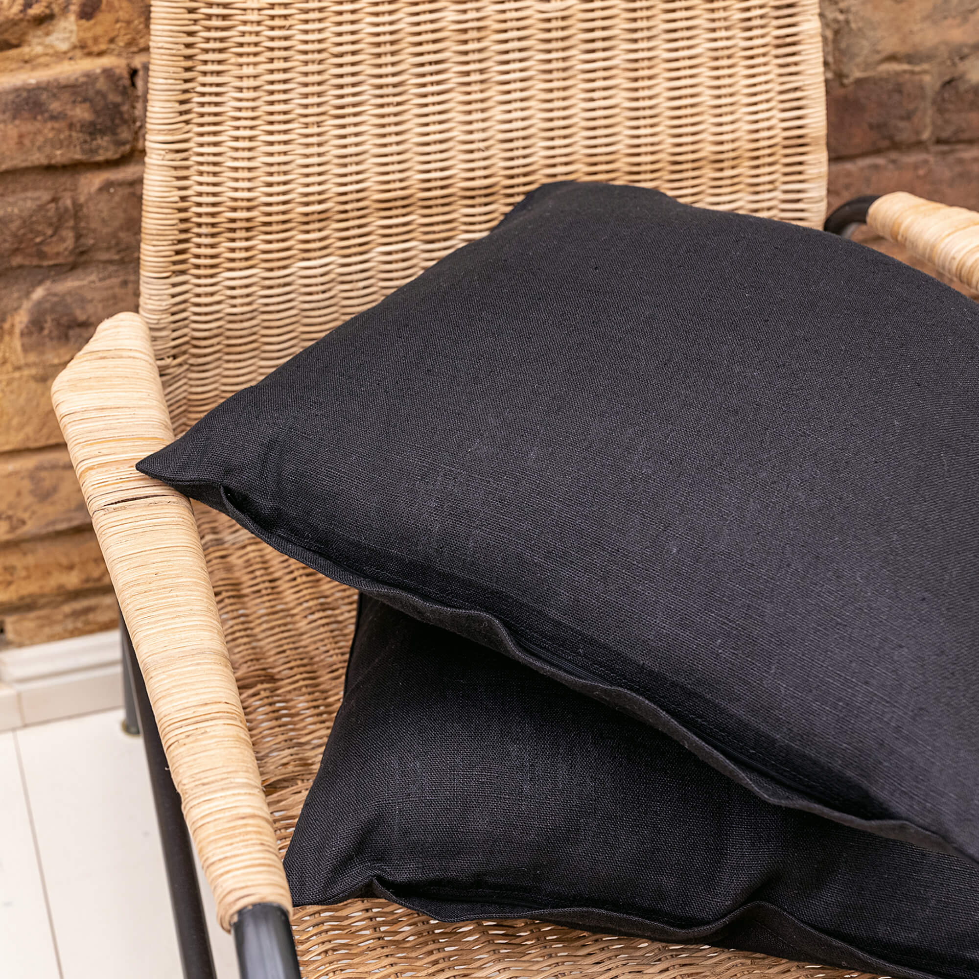Mix and match the colours of the pillow sham boldly and create a unique atmosphere in your home. The natural linen fabric is hard-wearing and lasts for many years, so this cover will delight you for a long time and add an irreplaceable natural charm to your home.