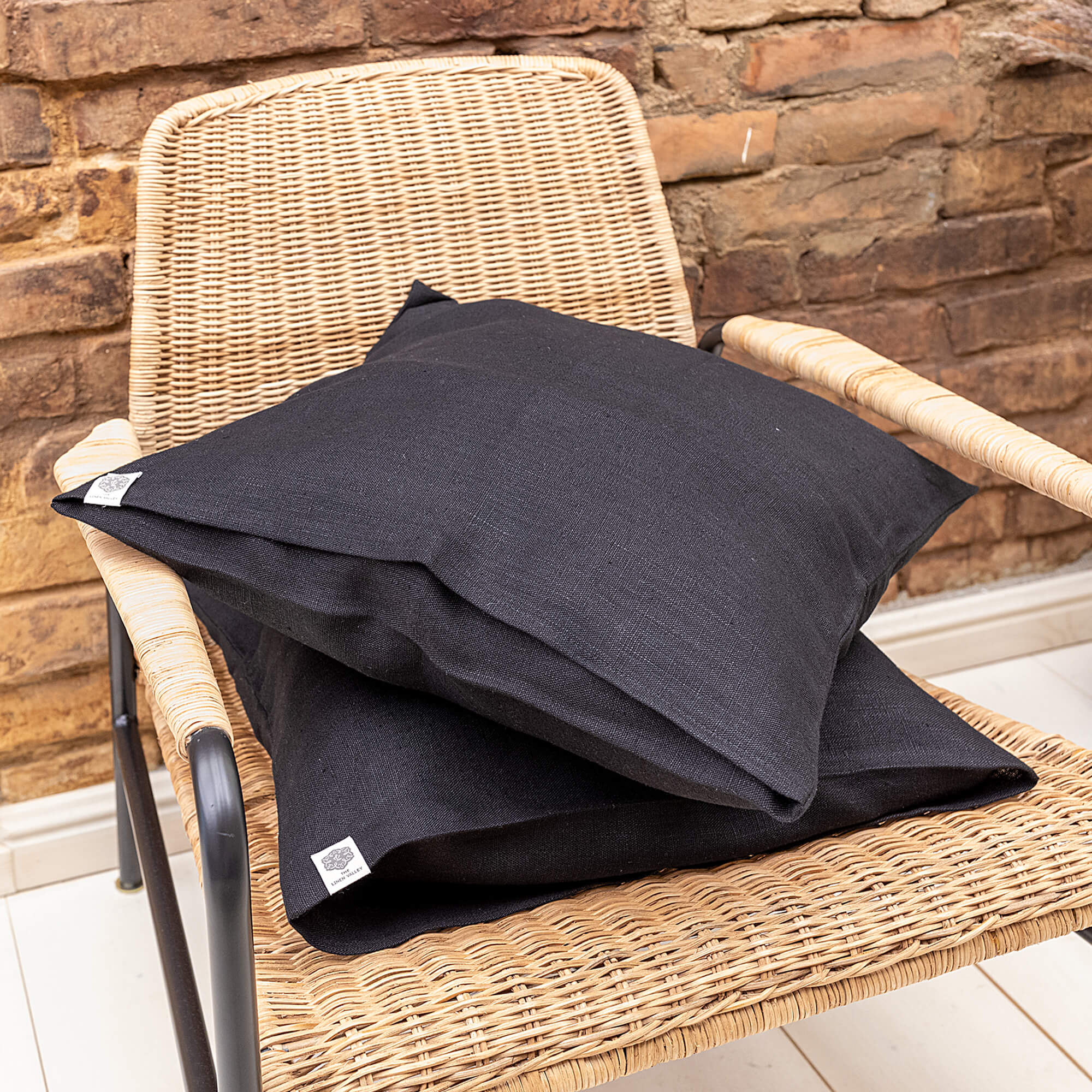 Black linen pillows would fit interiors from minimalist to classic, from Scandinavian to country style. Mix and match the colours of the throw pillows and create a unique atmosphere at home.