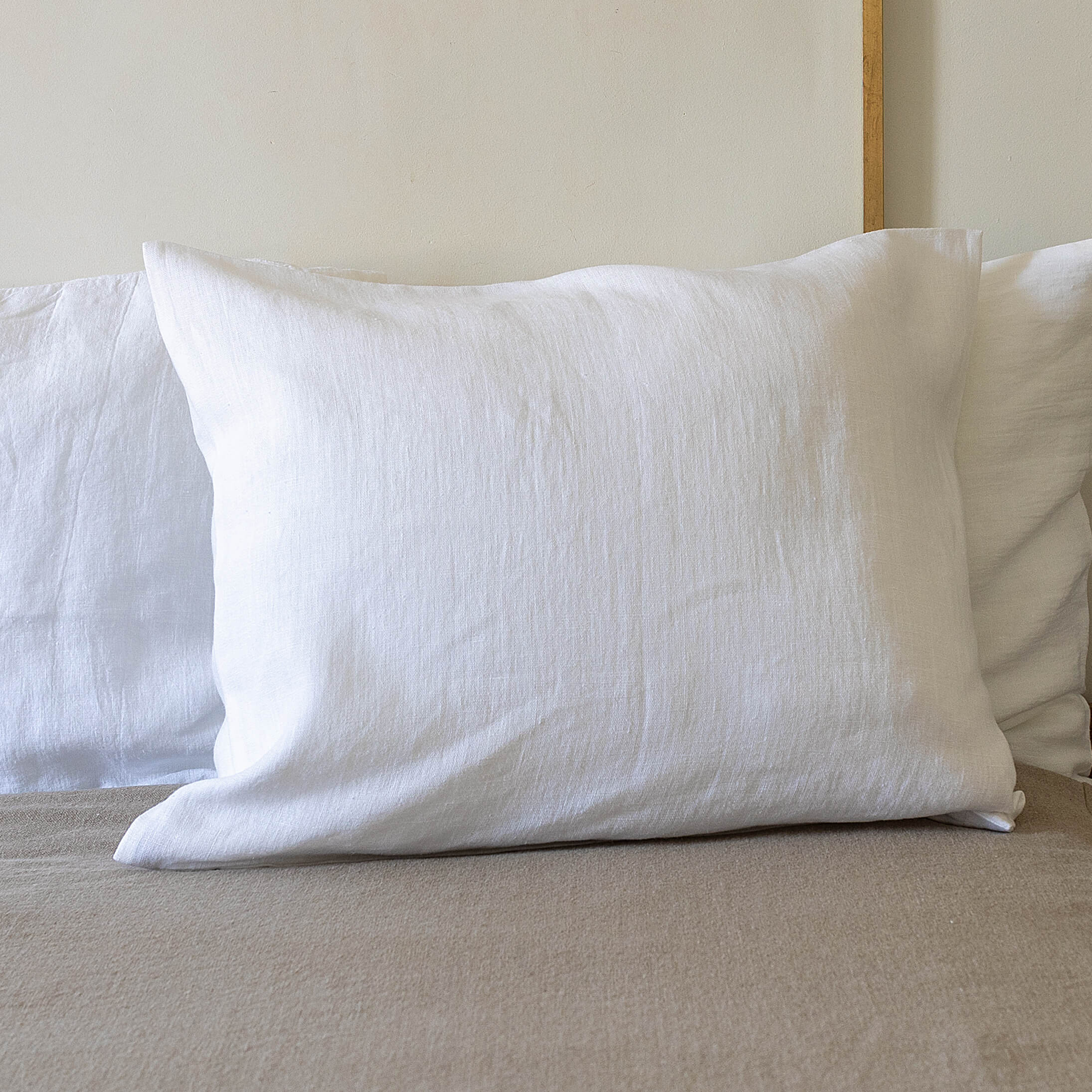 Mix and match the colours of the pillow sham boldly and create a unique atmosphere in your home. The natural linen fabric is hard-wearing and lasts for many years, so this cover will delight you for a long time and add an irreplaceable natural charm to your home.