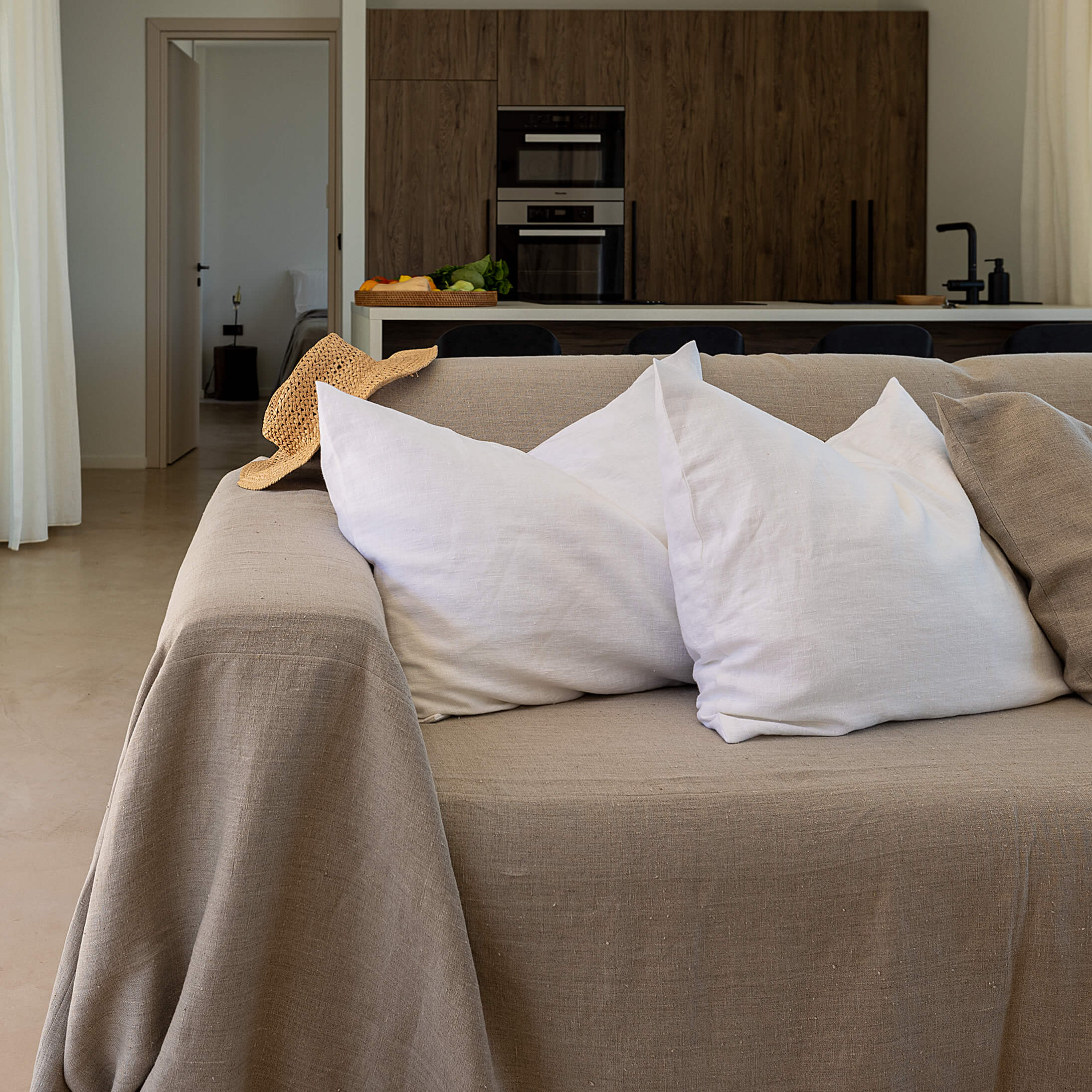 Sometimes it takes just a small detail to make a home interior complete, perfect and unique. And that little detail could be our bright white linen pillow sham with zipper.