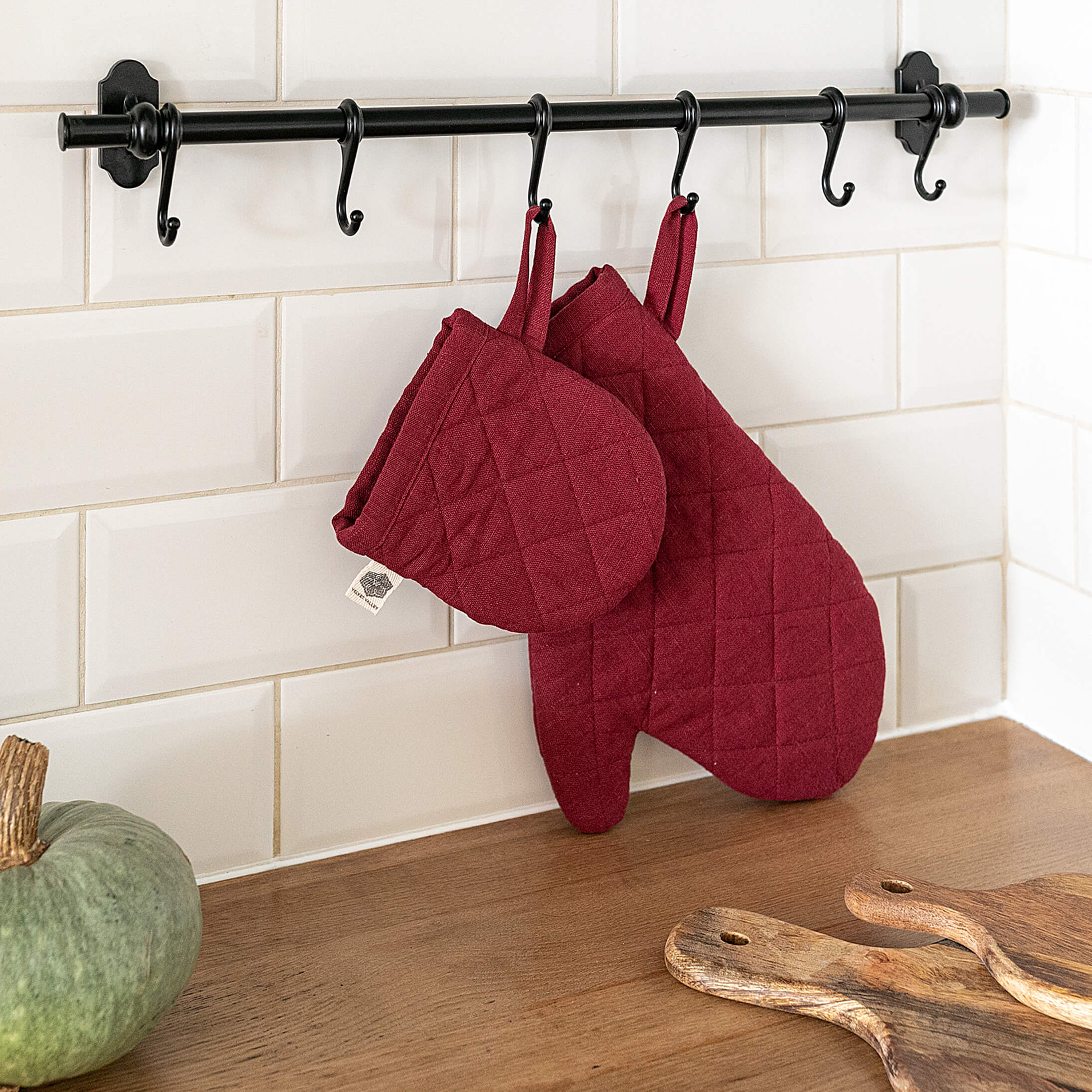 The linen oven mitt come in a variety of pastel and rich colours, which are a perfect match for our other home textiles.