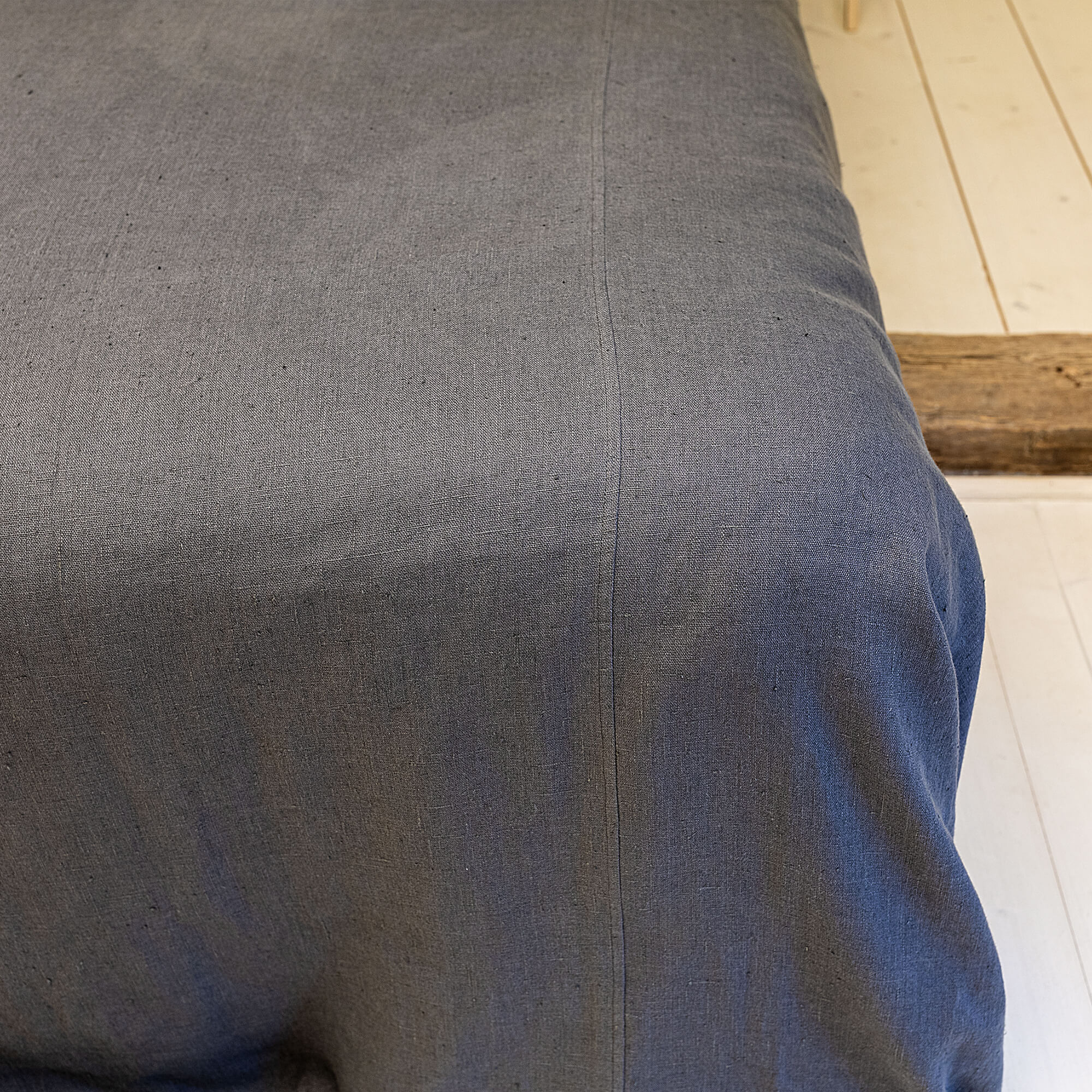 The charcoal grey linen bedspread has been carefully designed to suit a wide range of interior styles and to blend perfectly in both classic and contemporary home spaces. Our linen bedspreads are extremely versatile, fitting into a wide range of interiors and complementing them perfectly, adding new colours and emotions.