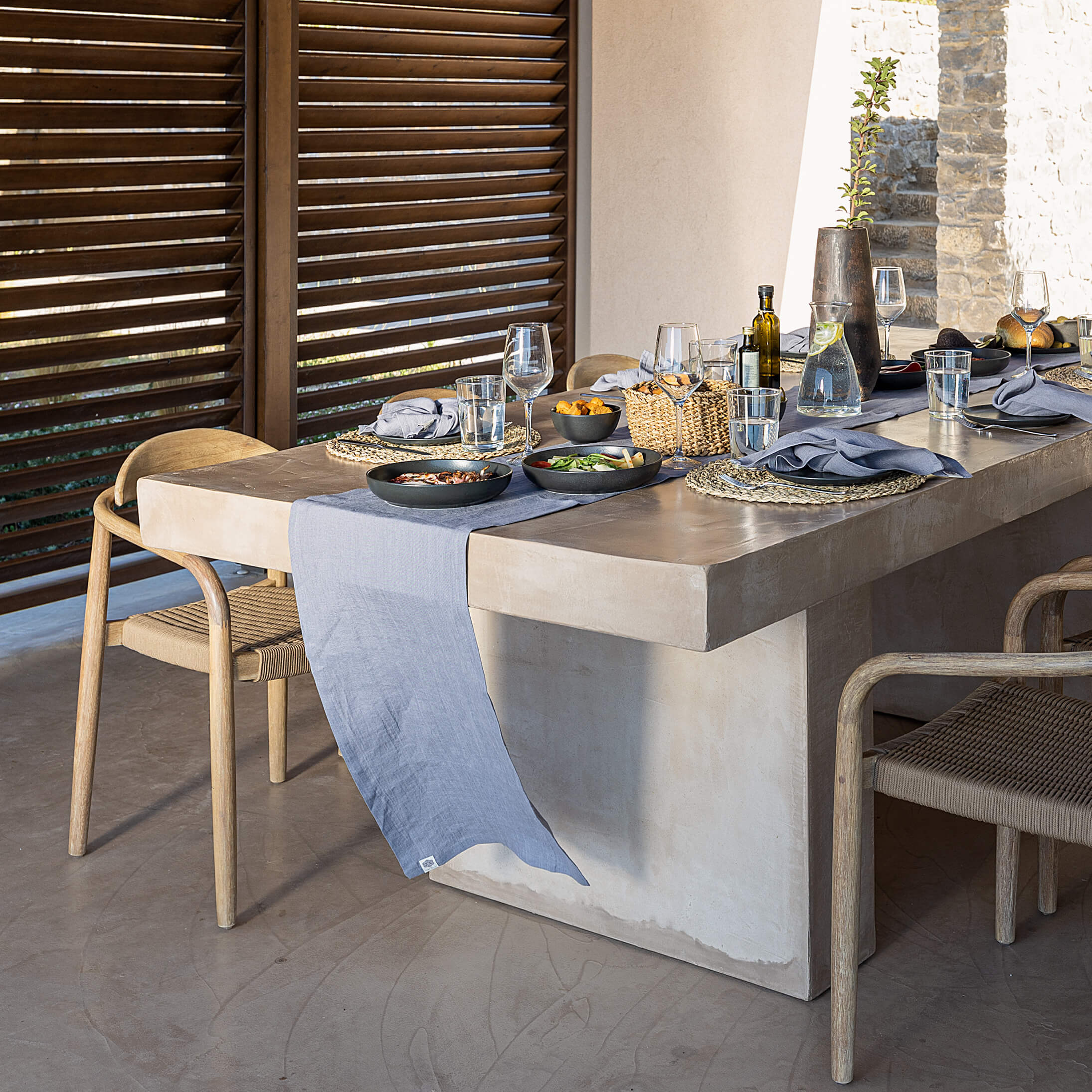 Give your table a touch of distinction and decoration with our charcoal grey linen table runner. Use the table runner on its own or combine it with a linen tablecloth, placemats or napkins.