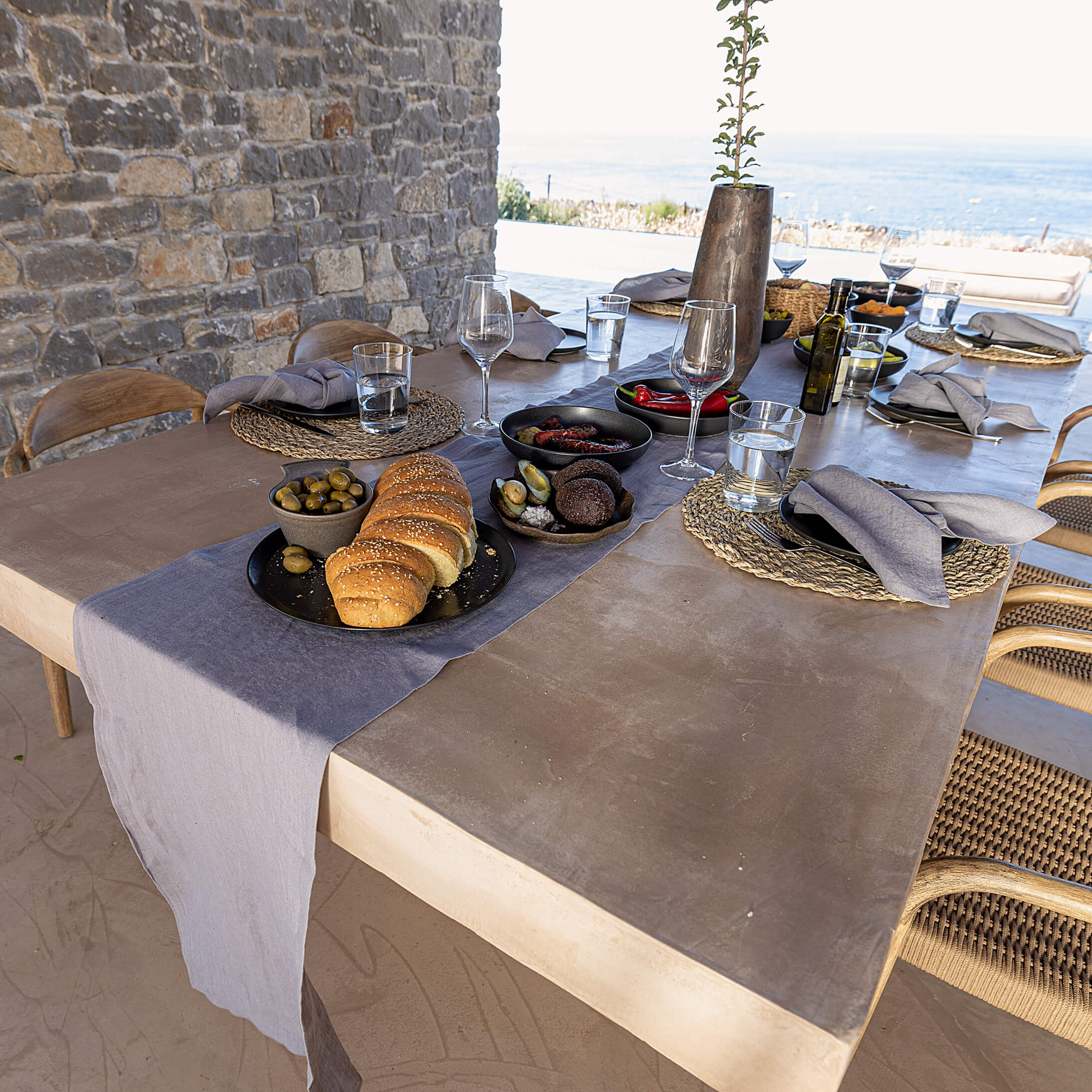 Give your table a touch of distinction and decoration with our charcoal grey linen table runner. Use the table runner on its own or combine it with a linen tablecloth, placemats or napkins.