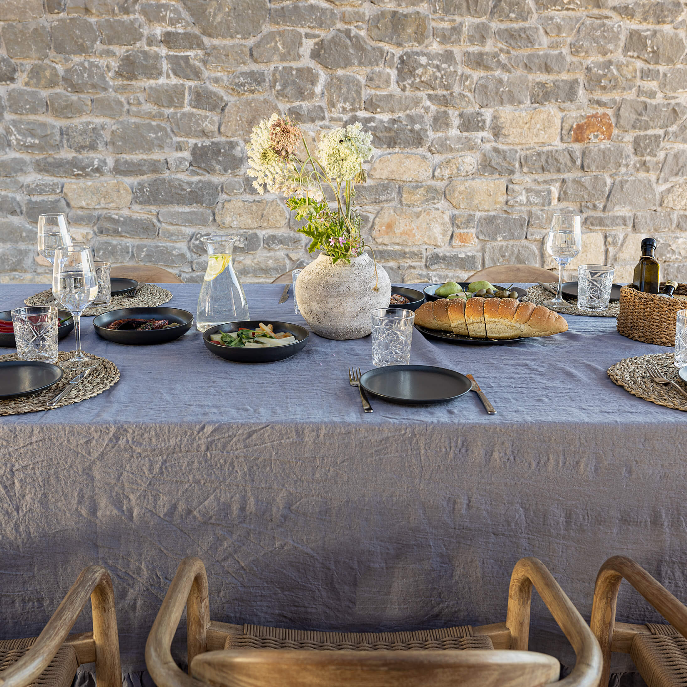 Listen to your wishes and dreams and give your dining area a new character with our charcoal grey linen tablecloth in an easy and stylish way. Our linen tablecloths are made from high quality natural linen and are designed to last you a long time.