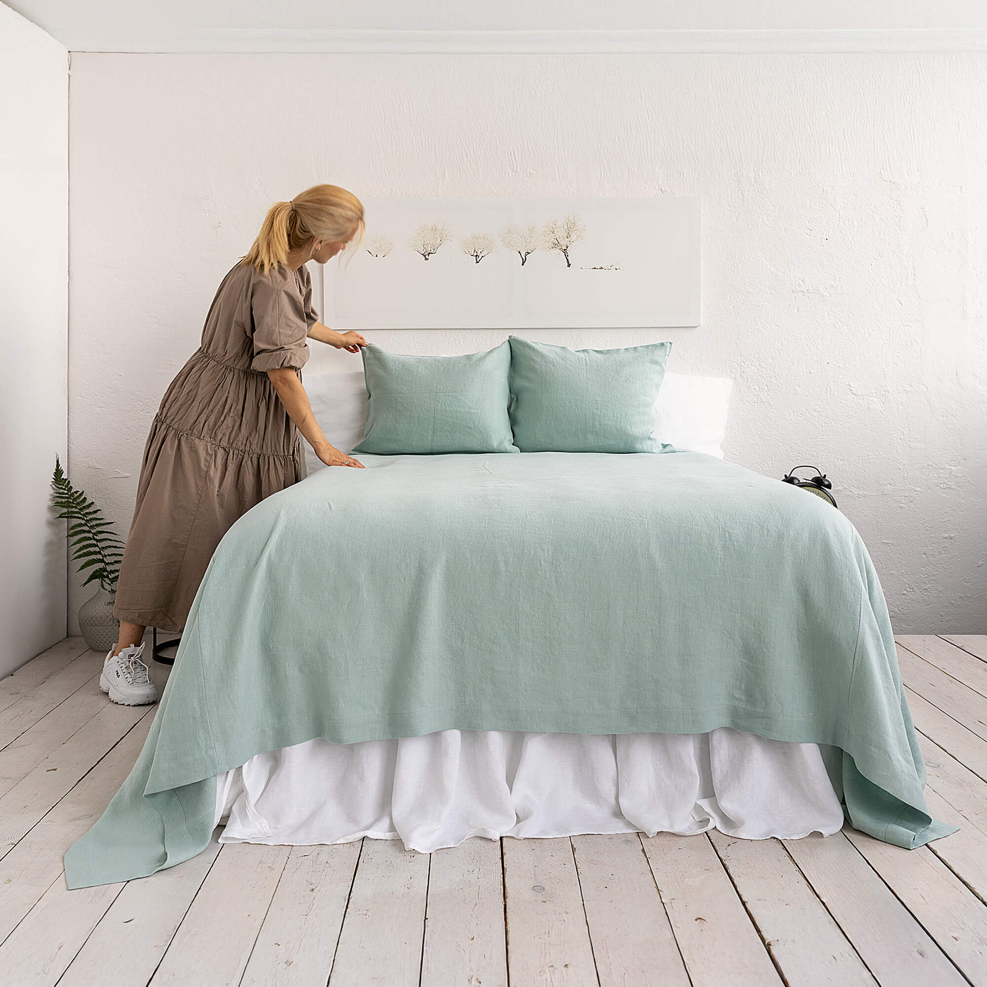 The duck egg blue linen bedspread has been carefully designed to suit a wide range of interior styles and to blend perfectly in both classic and contemporary home spaces.
Our linen bedspreads are extremely versatile, fitting into a wide range of interiors and complementing them perfectly, adding new colours and emotions.