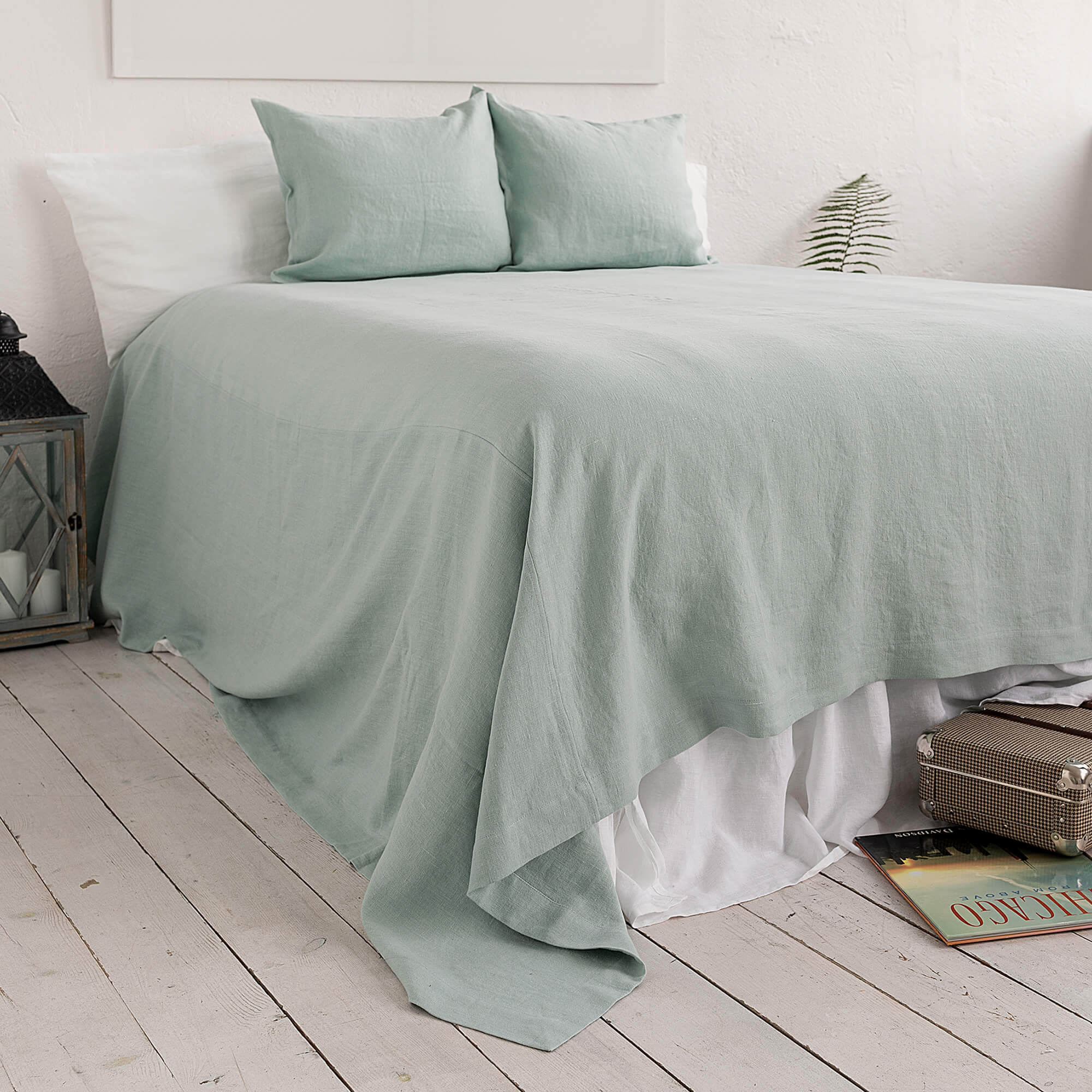 The duck egg blue linen bedspread has been carefully designed to suit a wide range of interior styles and to blend perfectly in both classic and contemporary home spaces.
Our linen bedspreads are extremely versatile, fitting into a wide range of interiors and complementing them perfectly, adding new colours and emotions.