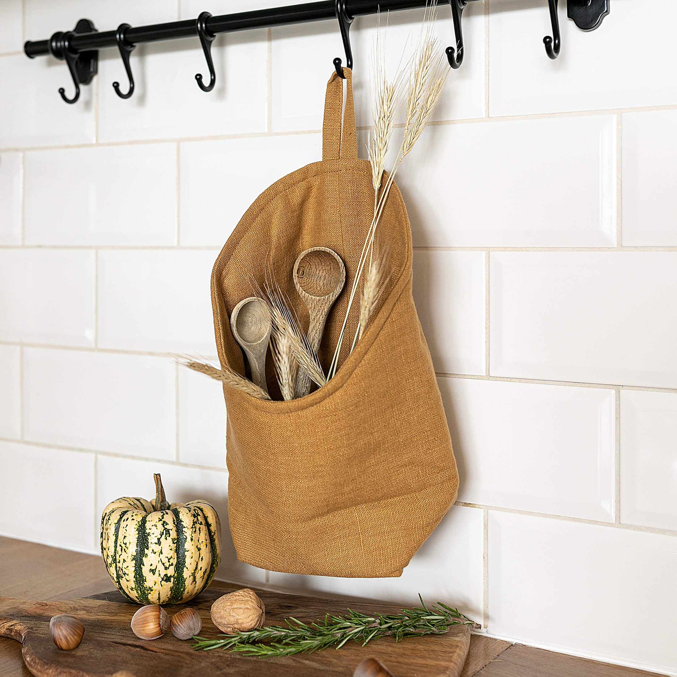 From spices to tools and much more, the linen bags are the perfect place to put your spices, utensils and more.
The linen kitchen bags are made using leftover linen textiles from our other linen products.