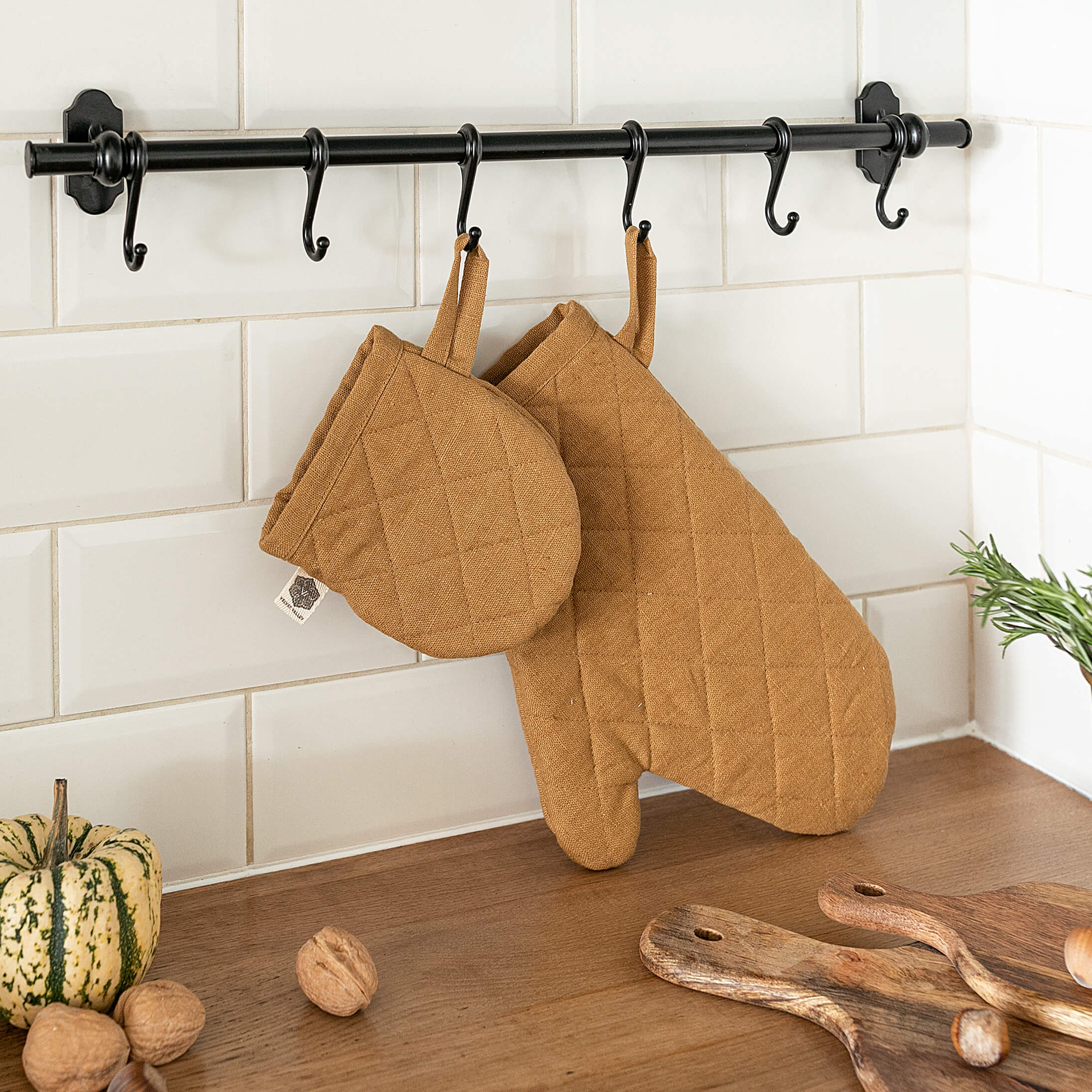 The linen oven mitt come in a variety of pastel and rich colours, which are a perfect match for our other home textiles.