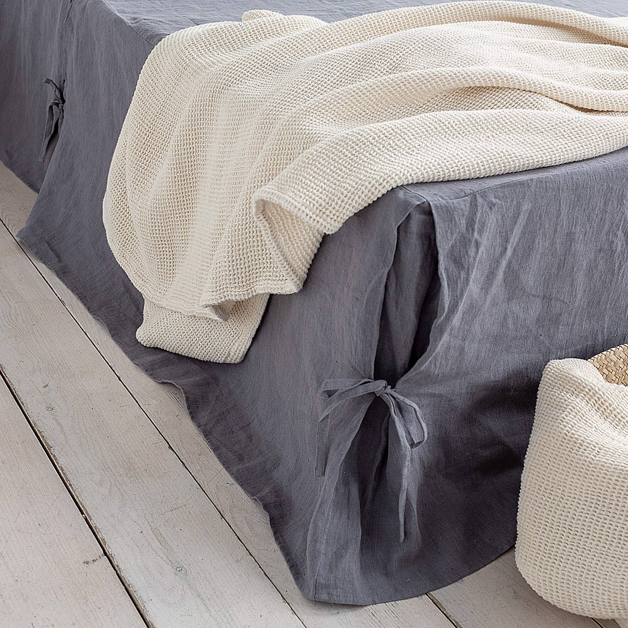 Introducing our charcoal grey linen bed valance, the perfect addition to complete your bedding look.
Whether you're looking to enhance the aesthetics of your bedroom or simply add a functional element to your bedding, our charcoal grey bed valance is a perfect choice.