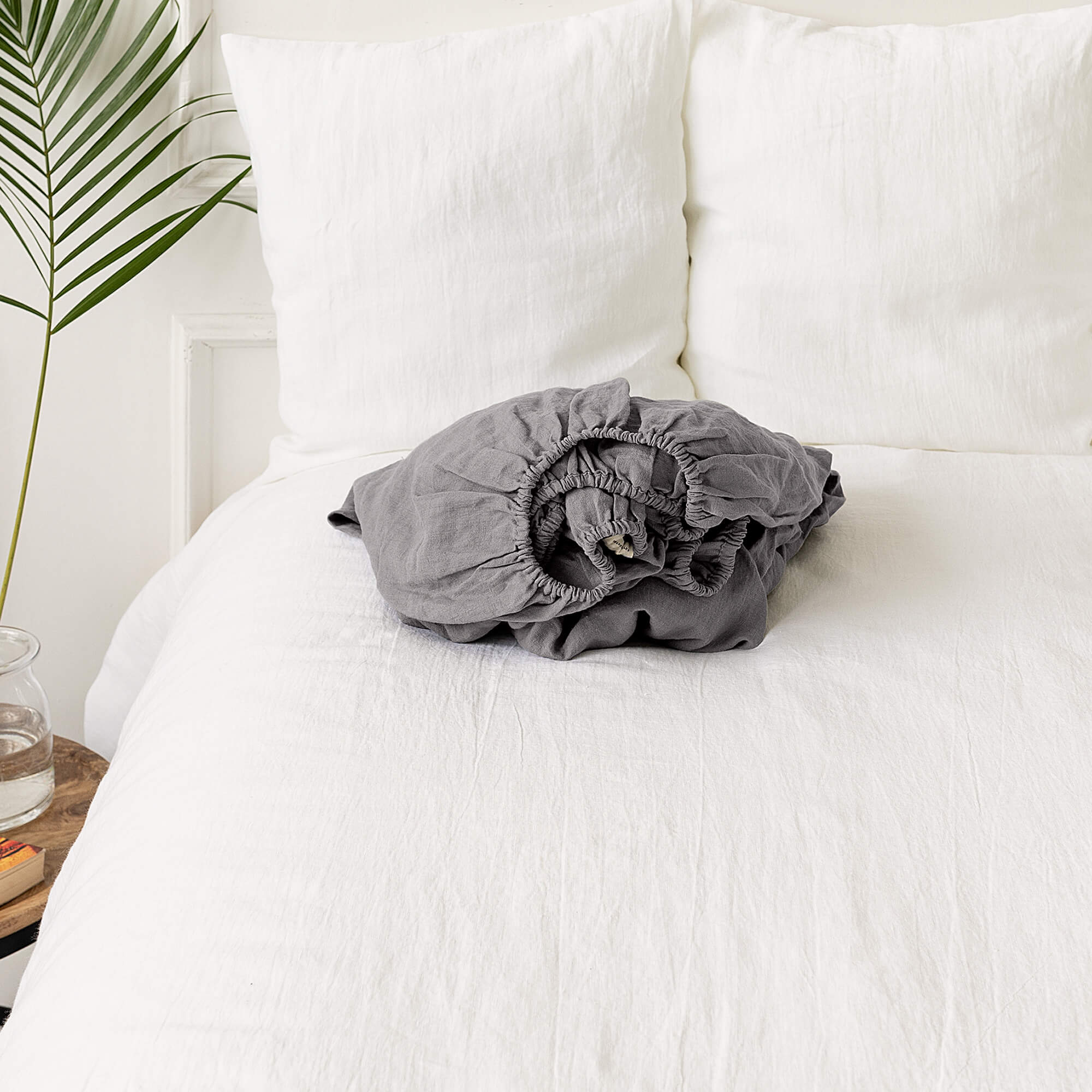 Our charcoal grey linen fitted sheet, the epitome of modern bedroom luxury.
Crafted from gentle and breathable linen, these sheets are destined to become a staple in your home.
Whether it's the chill of winter or the warmth of summer, these sheets will keep you cozy and comfort.