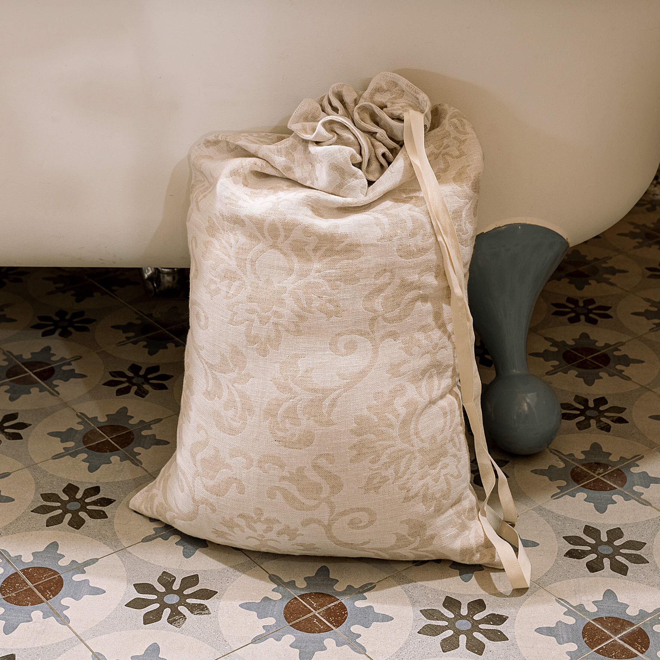 Introducing our royal floral pattern linen laundry bag, the ultimate solution for keeping your laundry organised in style.