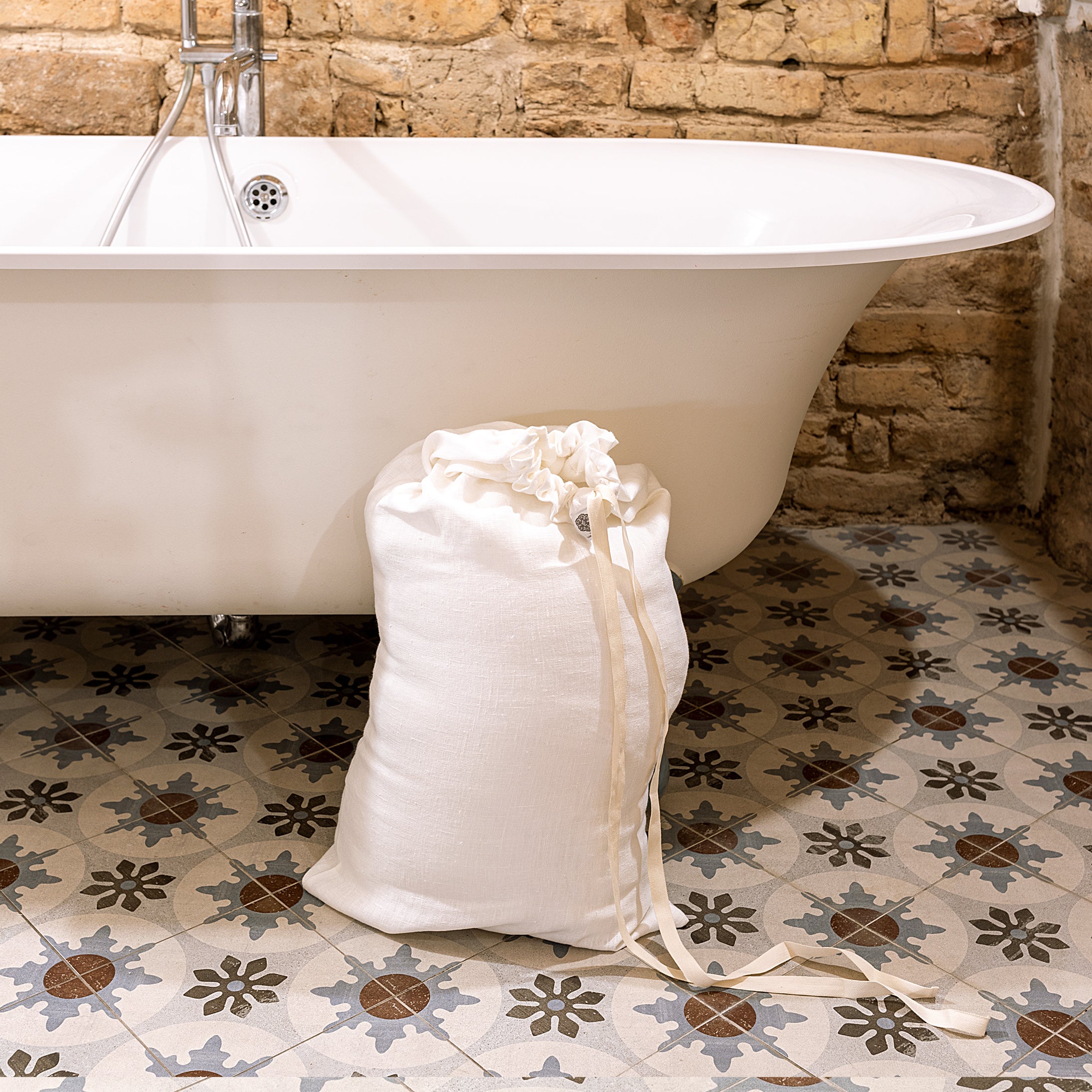 Introducing our antique white linen laundry bag, the ultimate solution for keeping your laundry organised in style.