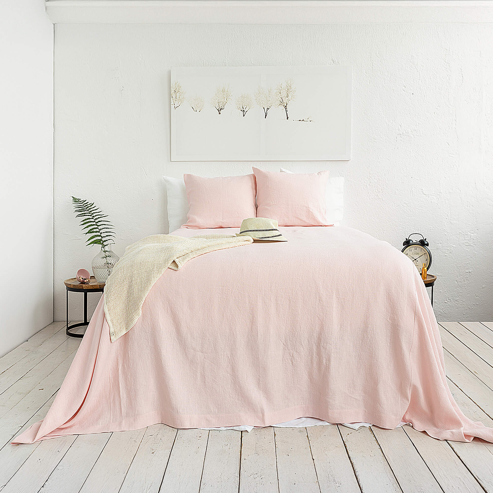 The quartz rose linen bedspread has been carefully designed to suit a wide range of interior styles and to blend perfectly in both classic and contemporary home spaces.
Our linen bedspreads are extremely versatile, fitting into a wide range of interiors and complementing them perfectly, adding new colours and emotions.