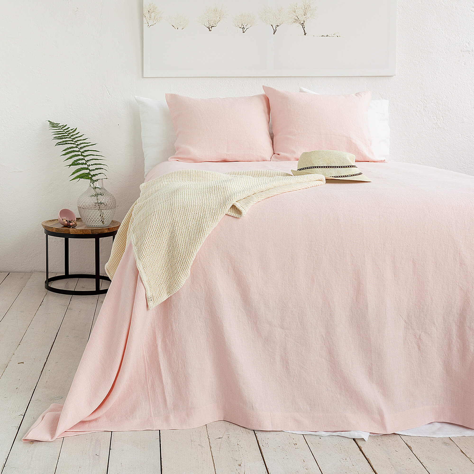 The quartz rose linen bedspread has been carefully designed to suit a wide range of interior styles and to blend perfectly in both classic and contemporary home spaces.
Our linen bedspreads are extremely versatile, fitting into a wide range of interiors and complementing them perfectly, adding new colours and emotions.