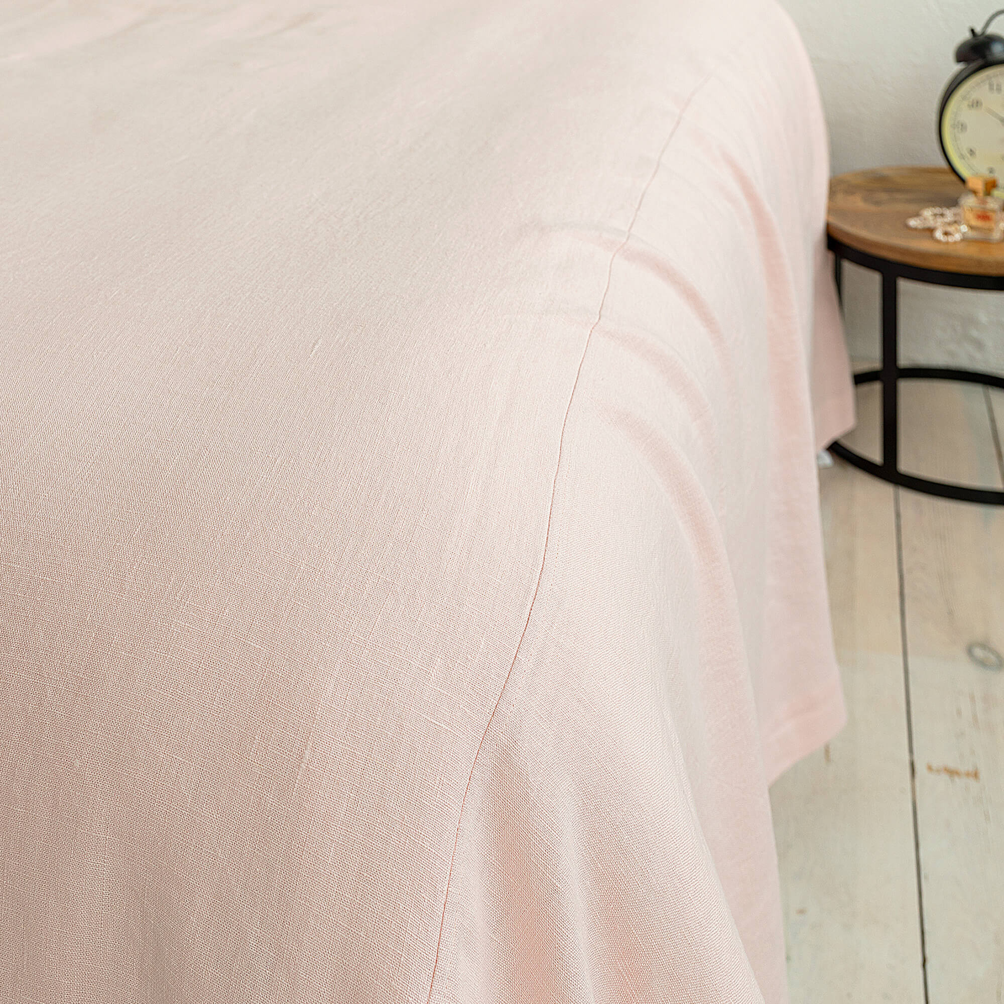 The quartz rose linen bedspread has been carefully designed to suit a wide range of interior styles and to blend perfectly in both classic and contemporary home spaces.
Our linen bedspreads are extremely versatile, fitting into a wide range of interiors and complementing them perfectly, adding new colours and emotions.