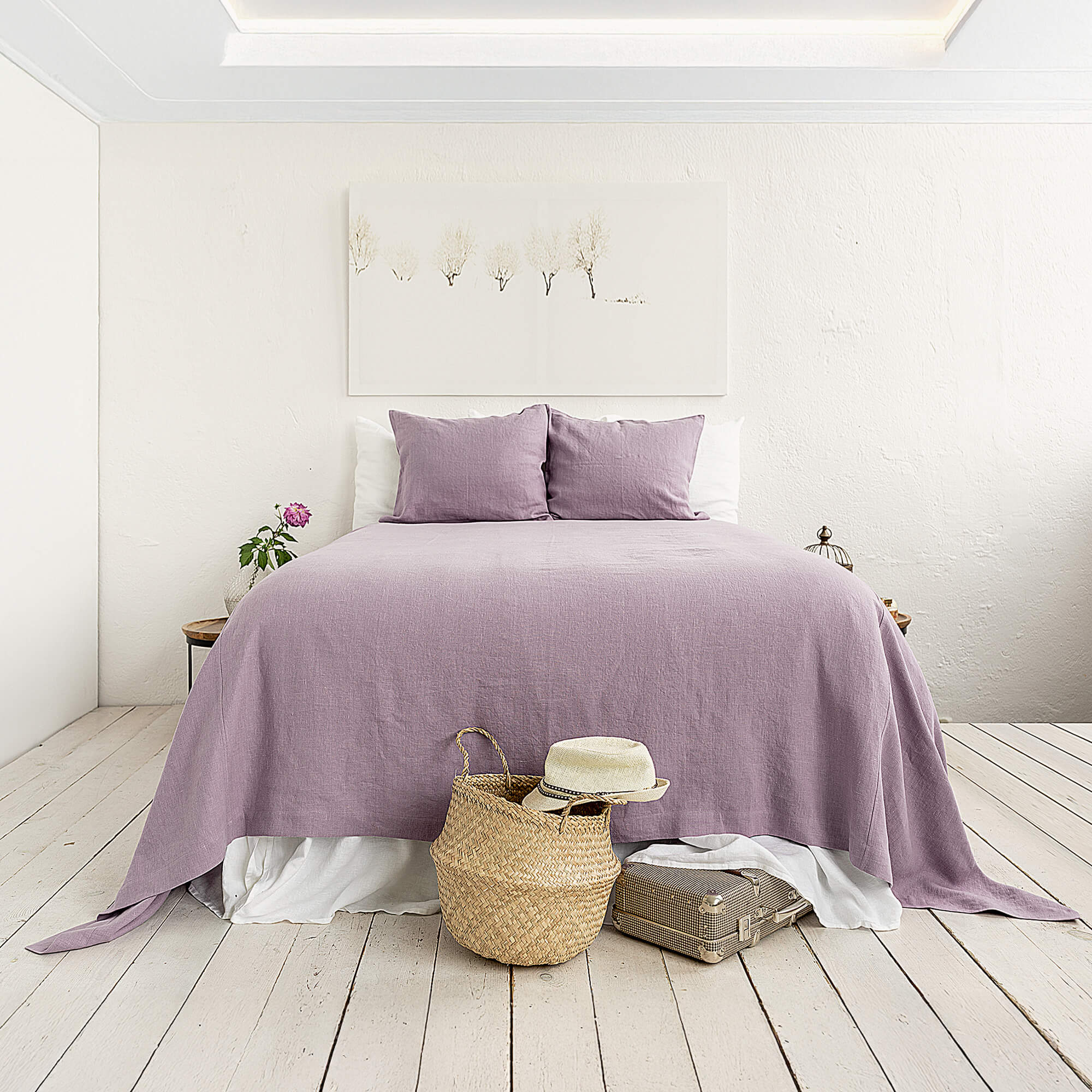 The light lilac linen bedspread has been carefully designed to suit a wide range of interior styles and to blend perfectly in both classic and contemporary home spaces.
Our linen bedspreads are extremely versatile, fitting into a wide range of interiors and complementing them perfectly, adding new colours and emotions.