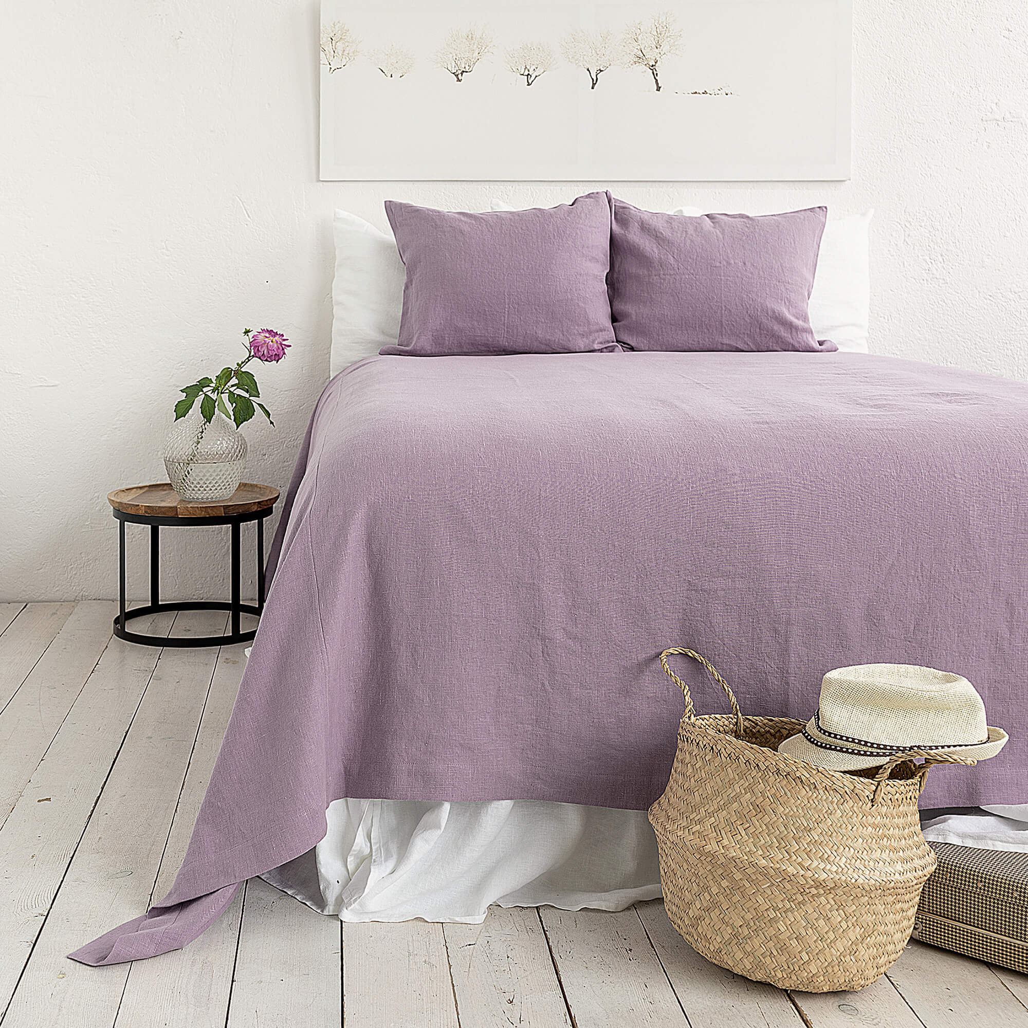 The light lilac linen bedspread has been carefully designed to suit a wide range of interior styles and to blend perfectly in both classic and contemporary home spaces.
Our linen bedspreads are extremely versatile, fitting into a wide range of interiors and complementing them perfectly, adding new colours and emotions.