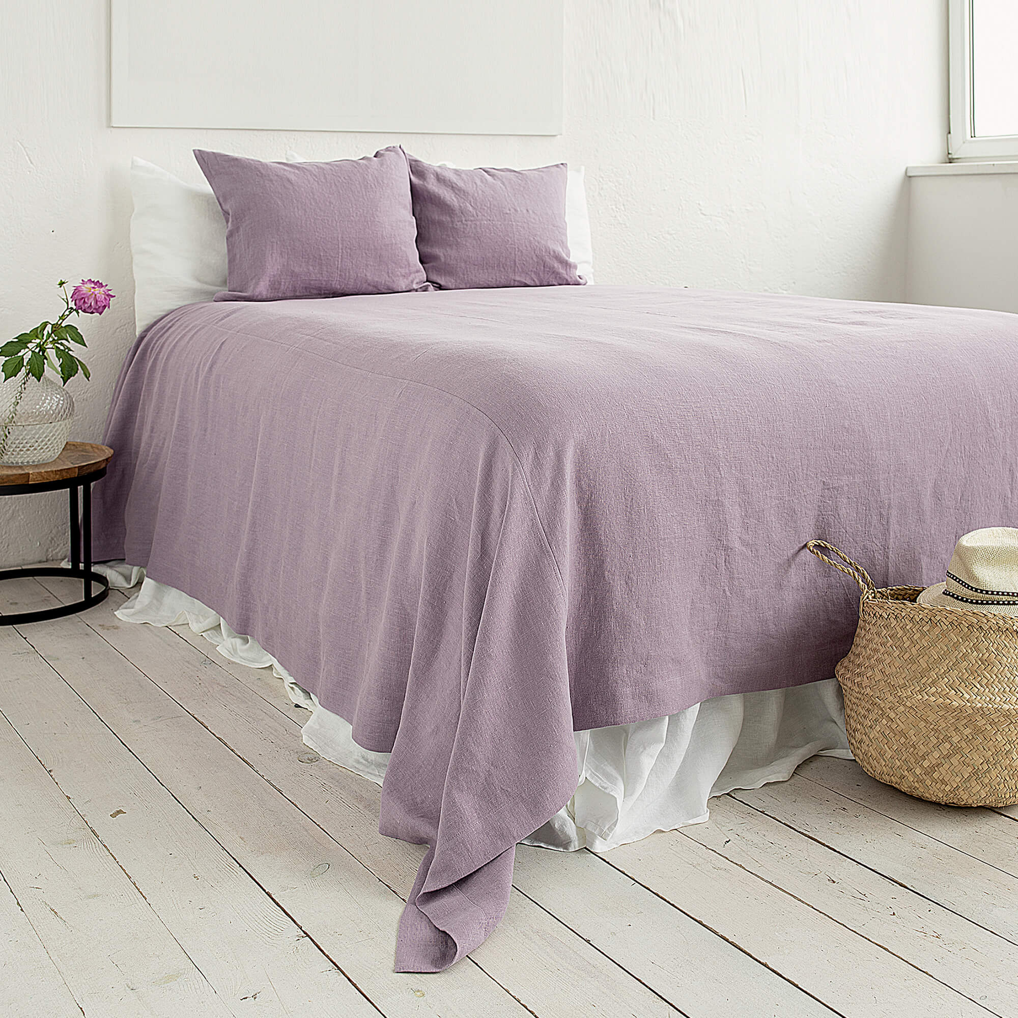 The light lilac linen bedspread has been carefully designed to suit a wide range of interior styles and to blend perfectly in both classic and contemporary home spaces.
Our linen bedspreads are extremely versatile, fitting into a wide range of interiors and complementing them perfectly, adding new colours and emotions.