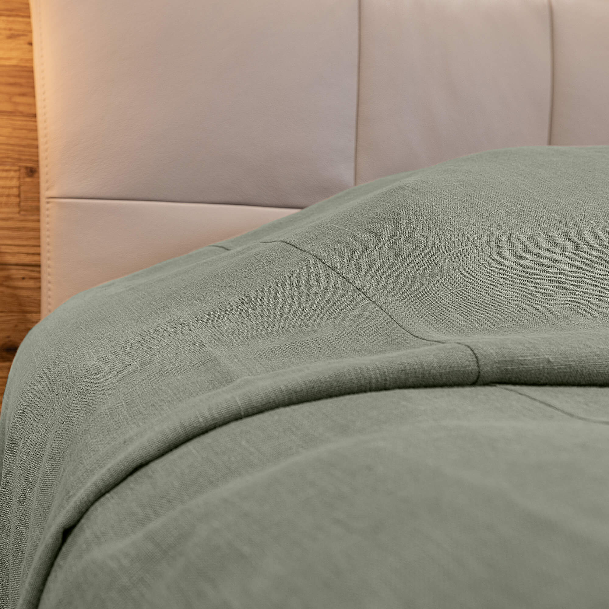 The moss green linen bedspread has been carefully designed to suit a wide range of interior styles and to blend perfectly in both classic and contemporary home spaces. Linen bedspreads are extremely versatile, fitting into a wide range of interiors.