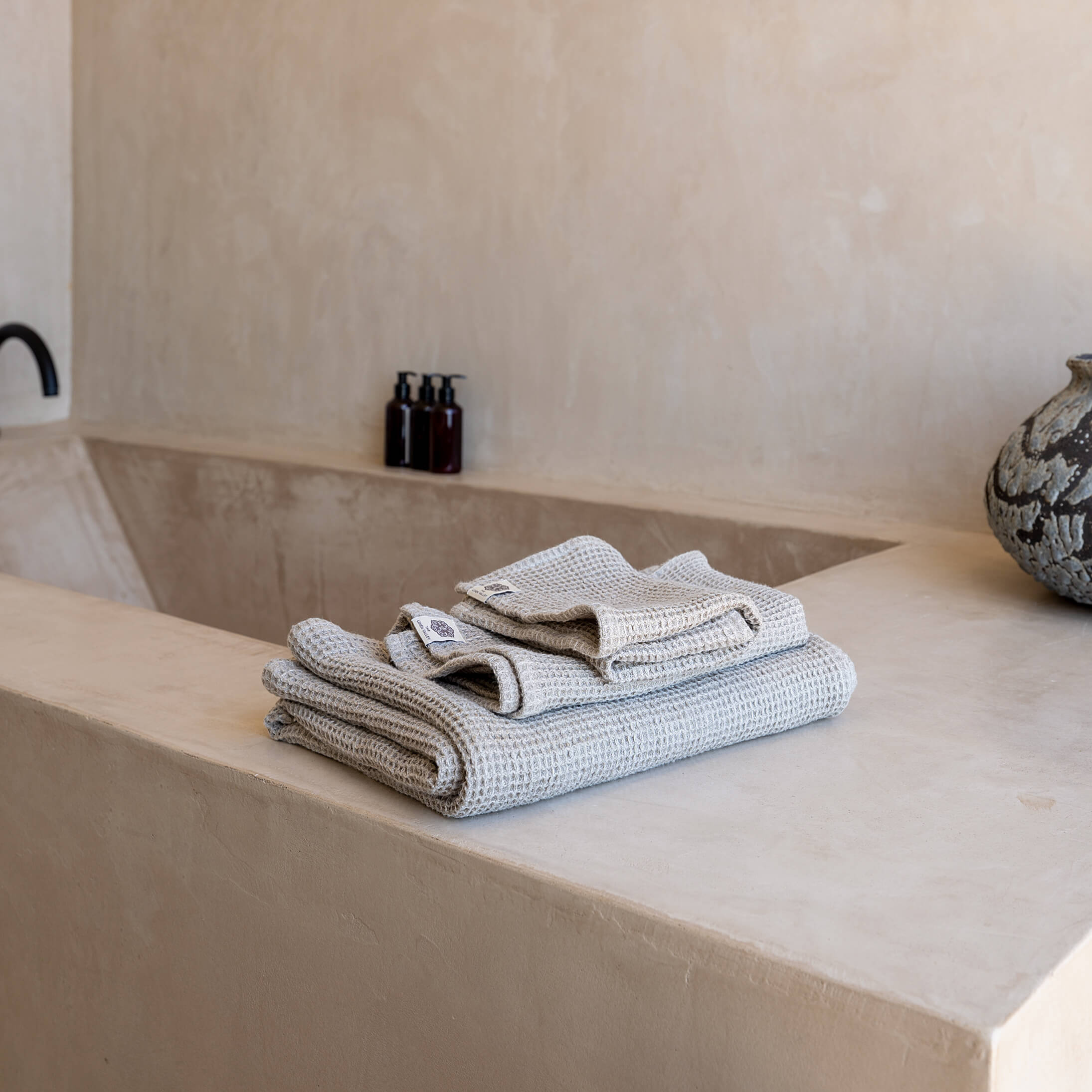 Unbleached natural linen has excellent breathability and good antimicrobial properties, so towels dry faster and are free from mould, germs or unpleasant odours.
