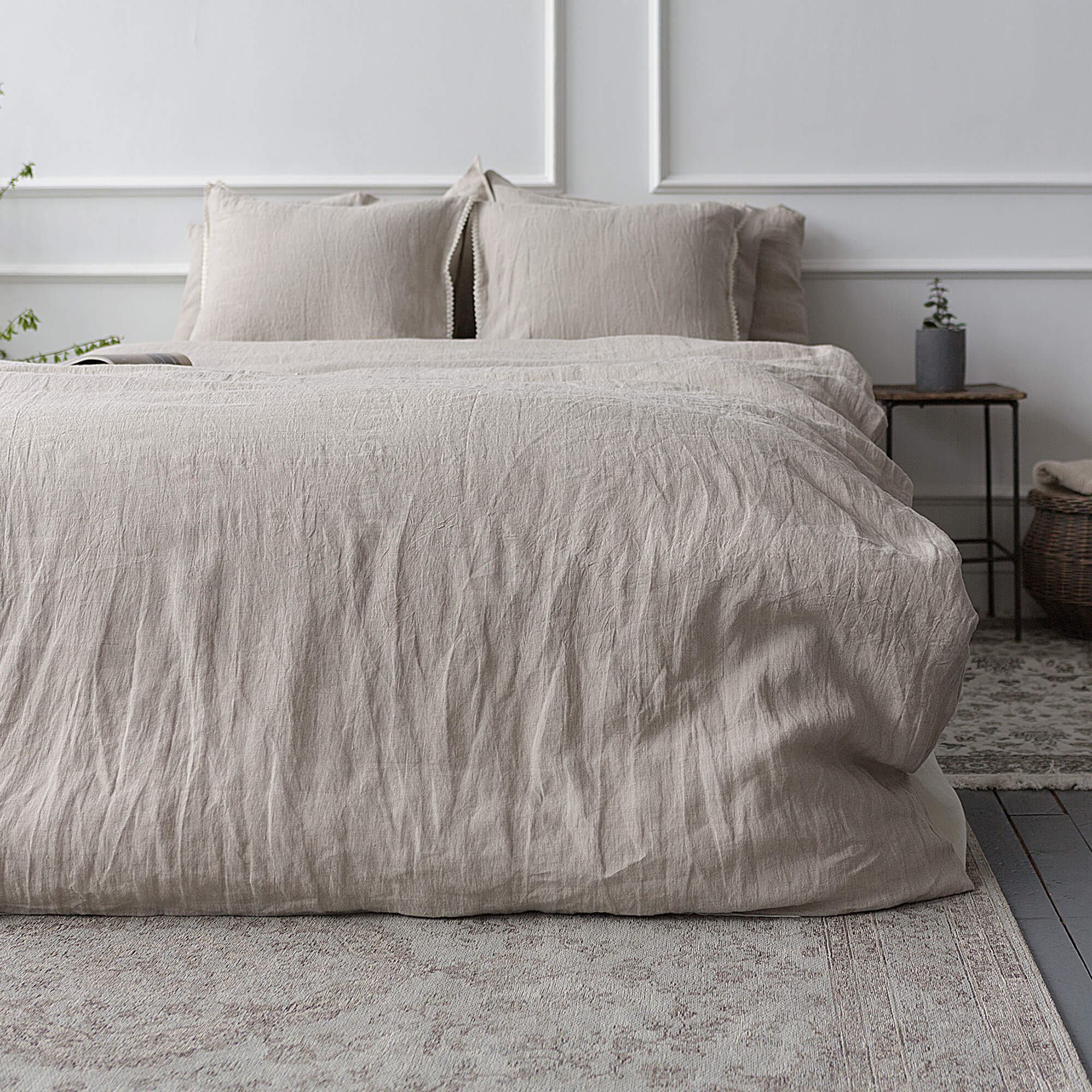 When you choose our natural unbleached linen bed linen set, you are choosing a timeless classic and the serenity and elegance it brings. Our linen duvets, made from a wide fabric, ensure maximum comfort at all times.
Feel cool during summer and delightfully warm in winter, as linen adapts to your body's needs with remarkable ease.