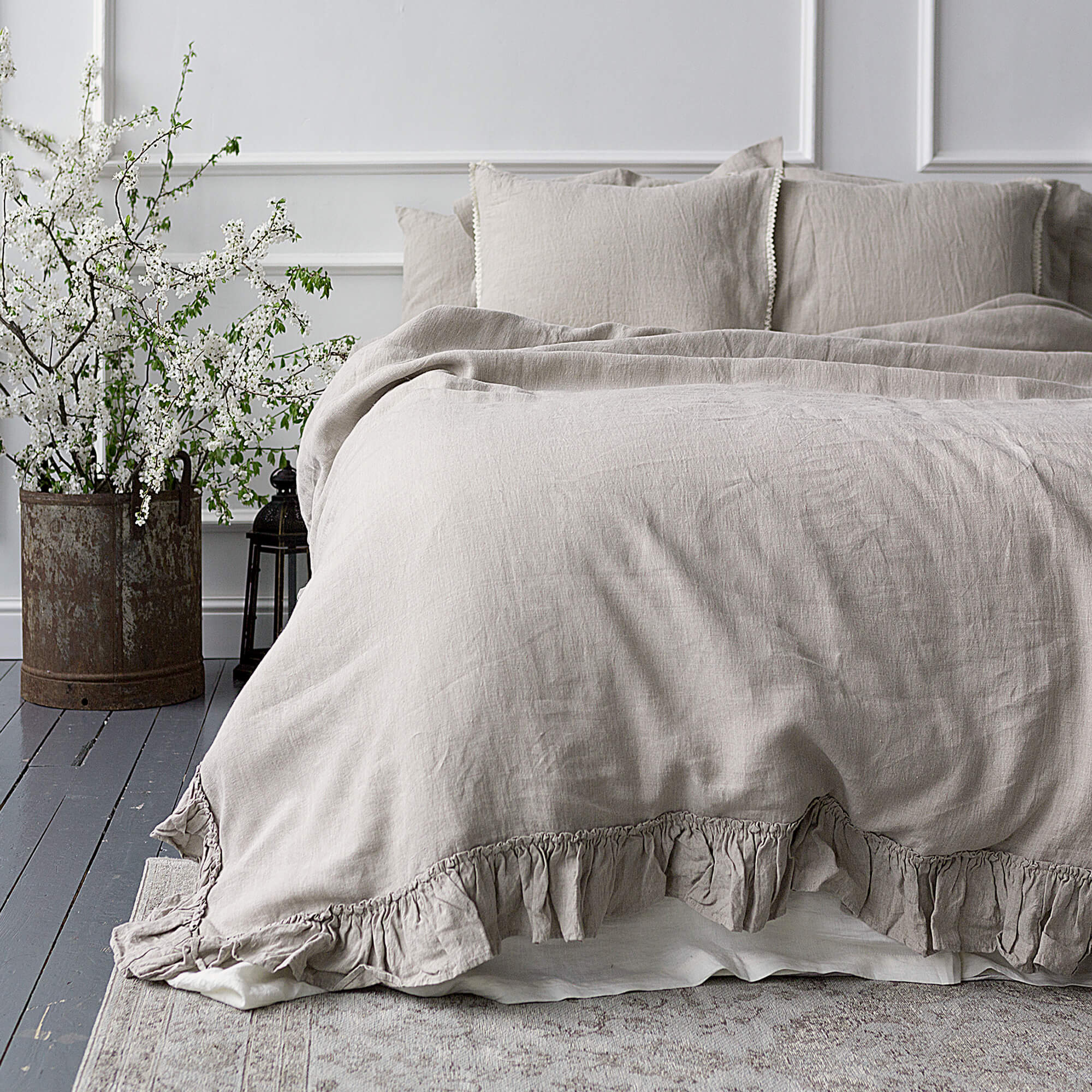 Our unbleached linen duvet cover with ruffles has an unmistakable classic French rustic style and a timeless design that never gets old and is always relevant. This cover allows you to enjoy all the best qualities of natural linen: excellent air permeability and thermoregulatory properties.
