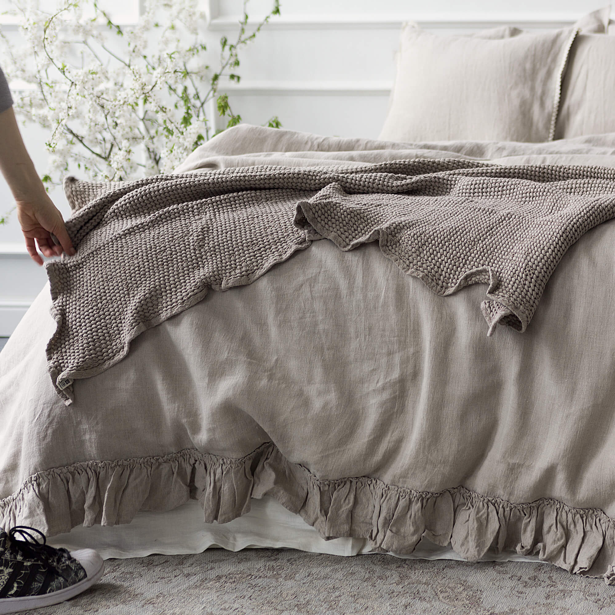 Our unbleached linen duvet cover with ruffles has an unmistakable classic French rustic style and a timeless design that never gets old and is always relevant. This cover allows you to enjoy all the best qualities of natural linen: excellent air permeability and thermoregulatory properties.