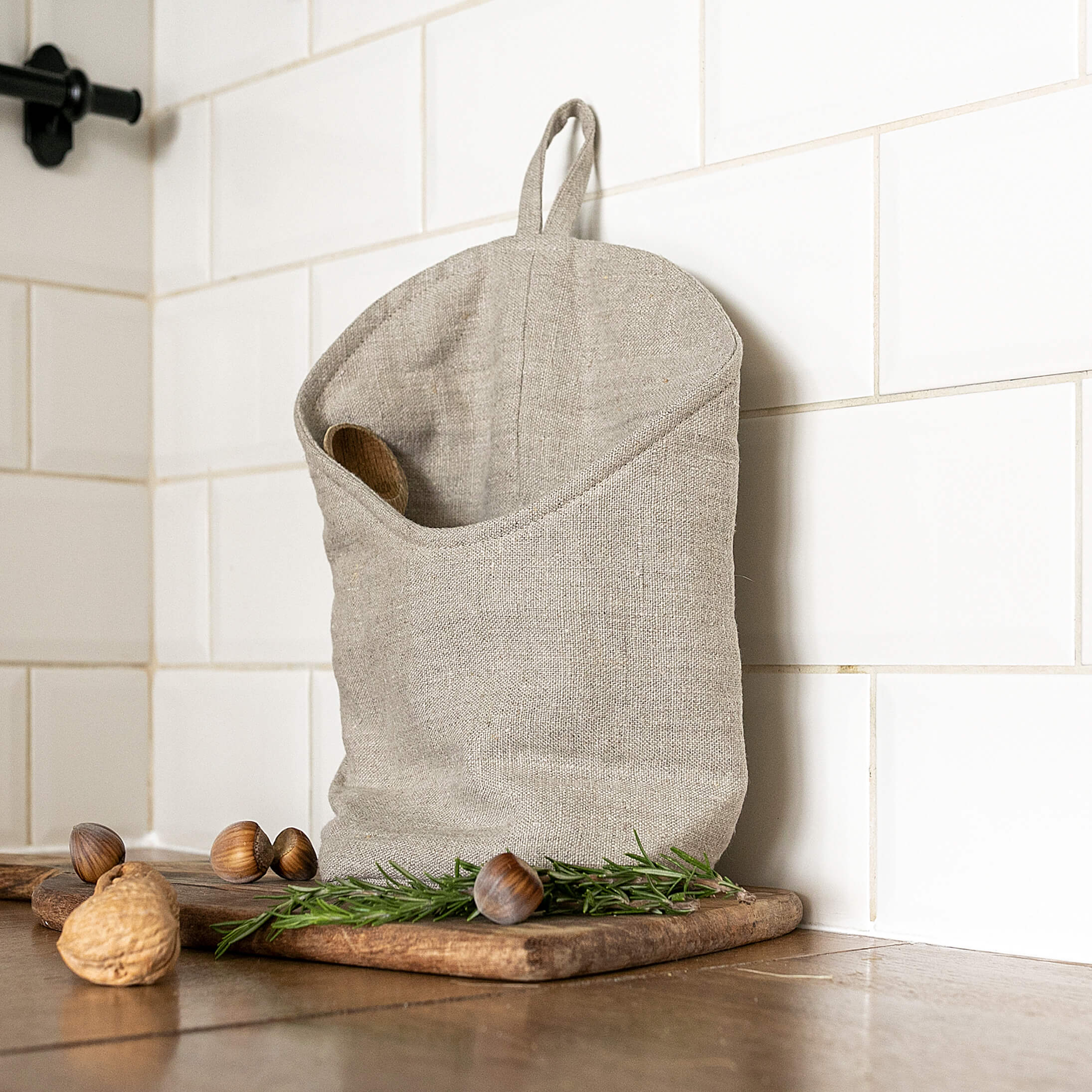 From spices to tools and much more, the linen bags are the perfect place to put your spices, utensils and more.
The linen kitchen bags are made using leftover linen textiles from our other linen products.