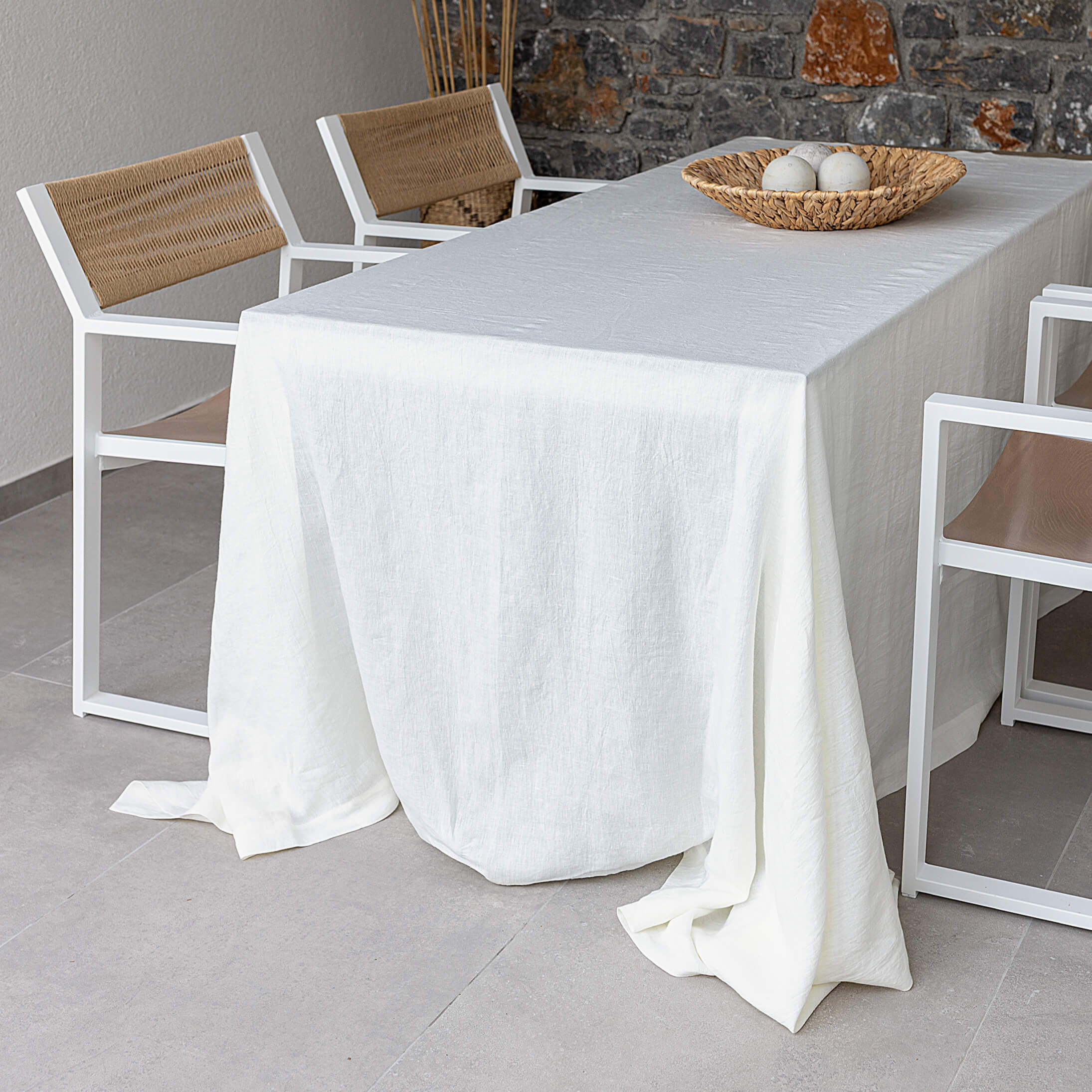 Listen to your wishes and dreams and give your dining area a new character with our off white linen tablecloth in an easy and stylish way. Our linen tablecloths are made from high quality natural linen and are designed to last you a long time and to suit a variety of interior styles.