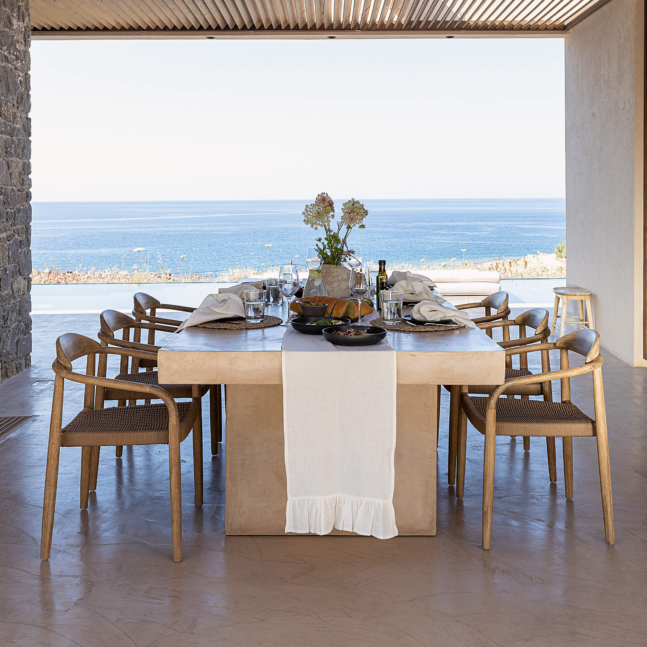 Give your table a touch of distinction and decoration with our off white linen table runner with ruffle. Use the table runner on its own or combine it with a linen tablecloth, placemats or napkins.