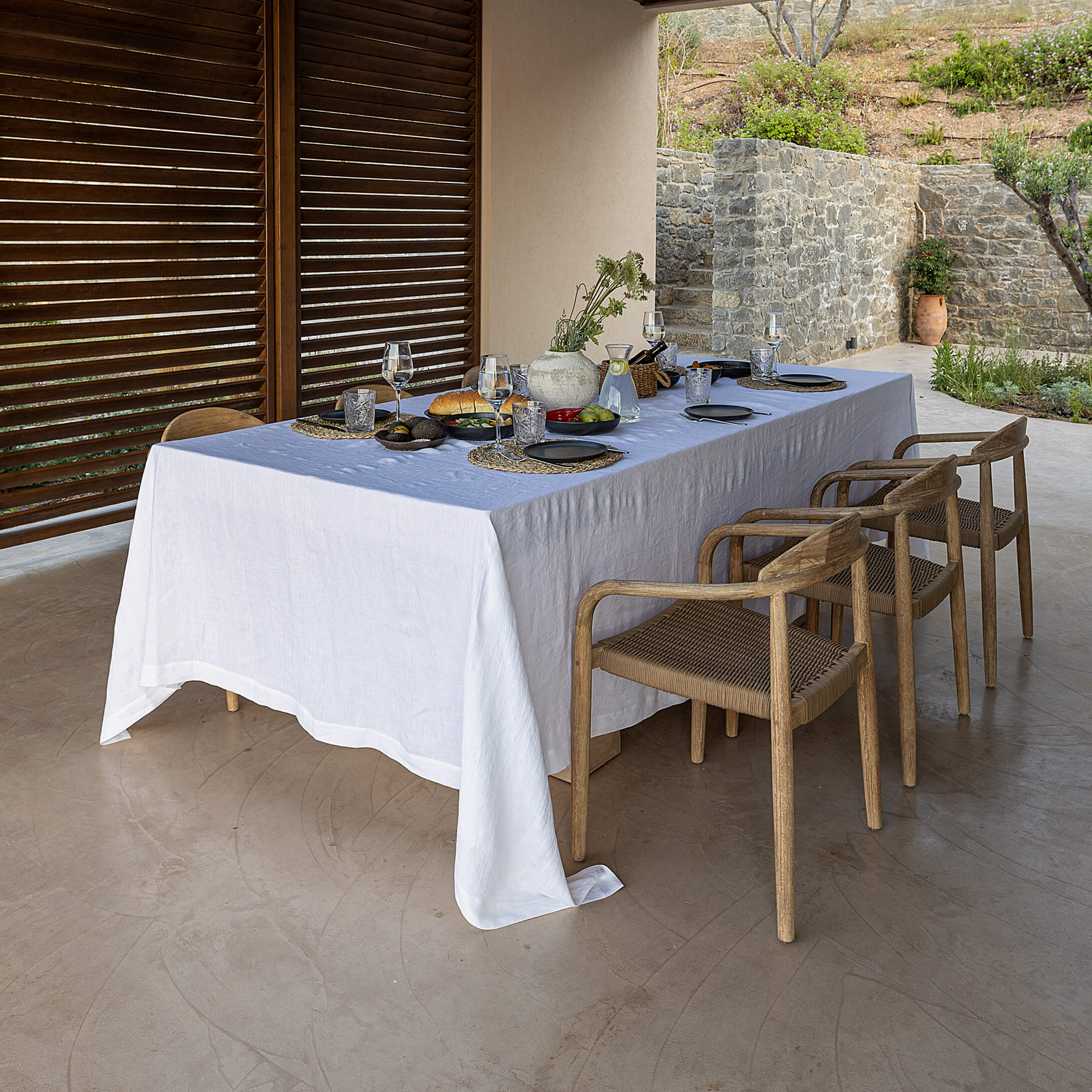 Listen to your wishes and dreams and give your dining area a new character with our optical white linen tablecloth in an easy and stylish way. Our linen tablecloths are made from high quality natural linen and are designed to last you a long time.