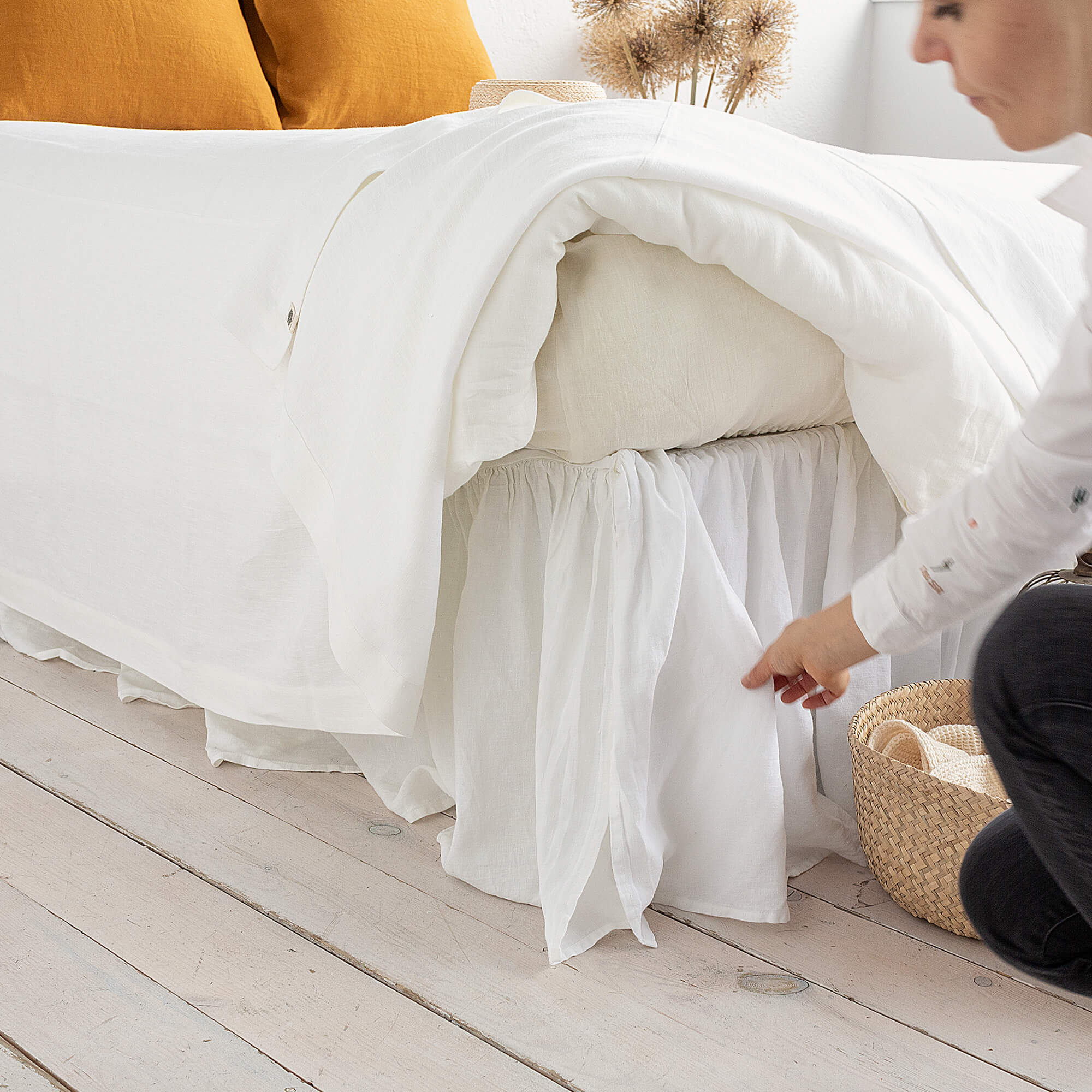 Introducing our optical white linen bed valance, the perfect addition to complete your bedding set. Whether you're looking to enhance the aesthetics of your bedroom or simply add a functional element to your bedding, our optical white bed valance is a perfect choice.