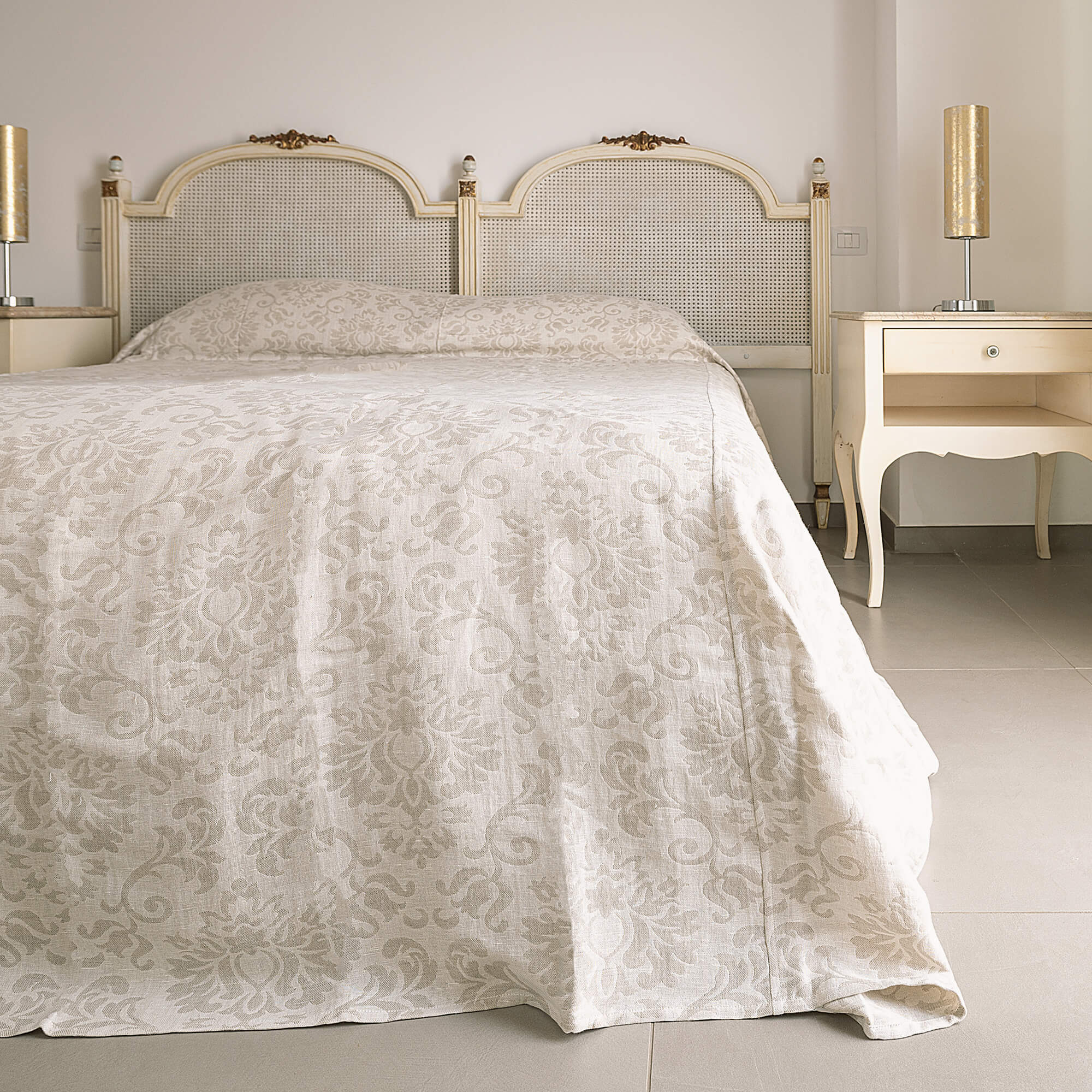 The royal floral pattern linen bedspread has been carefully designed to suit a wide range of interior styles and to blend perfectly in both classic and contemporary home spaces.
Our linen bedspreads are extremely versatile, fitting into a wide range of interiors and complementing them perfectly, adding new colours and emotions.